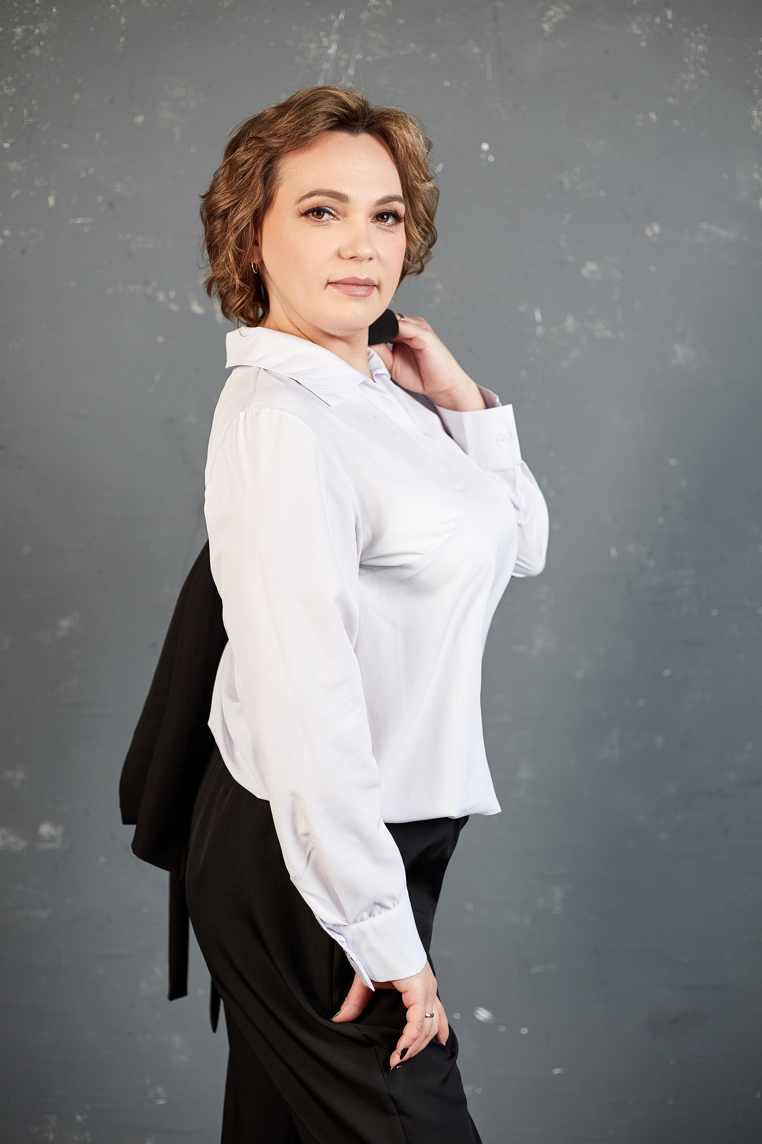 Бизнес-портрет в студии (Пенза) — профессиональная фотосессия для личного бренда и резюме. Деловой портрет в Пензе — фотосъемка для LinkedIn, сайта компании и соцсетей. Профессиональный бизнес-портрет в Пензе — фотосессия в деловом стиле с ретушью. Корпоративный портрет в Пензе — студийная съемка для предпринимателей и компаний. Фото для резюме и делового профиля (Пенза) — строгий стиль, естественный свет, профессиональная обработка.