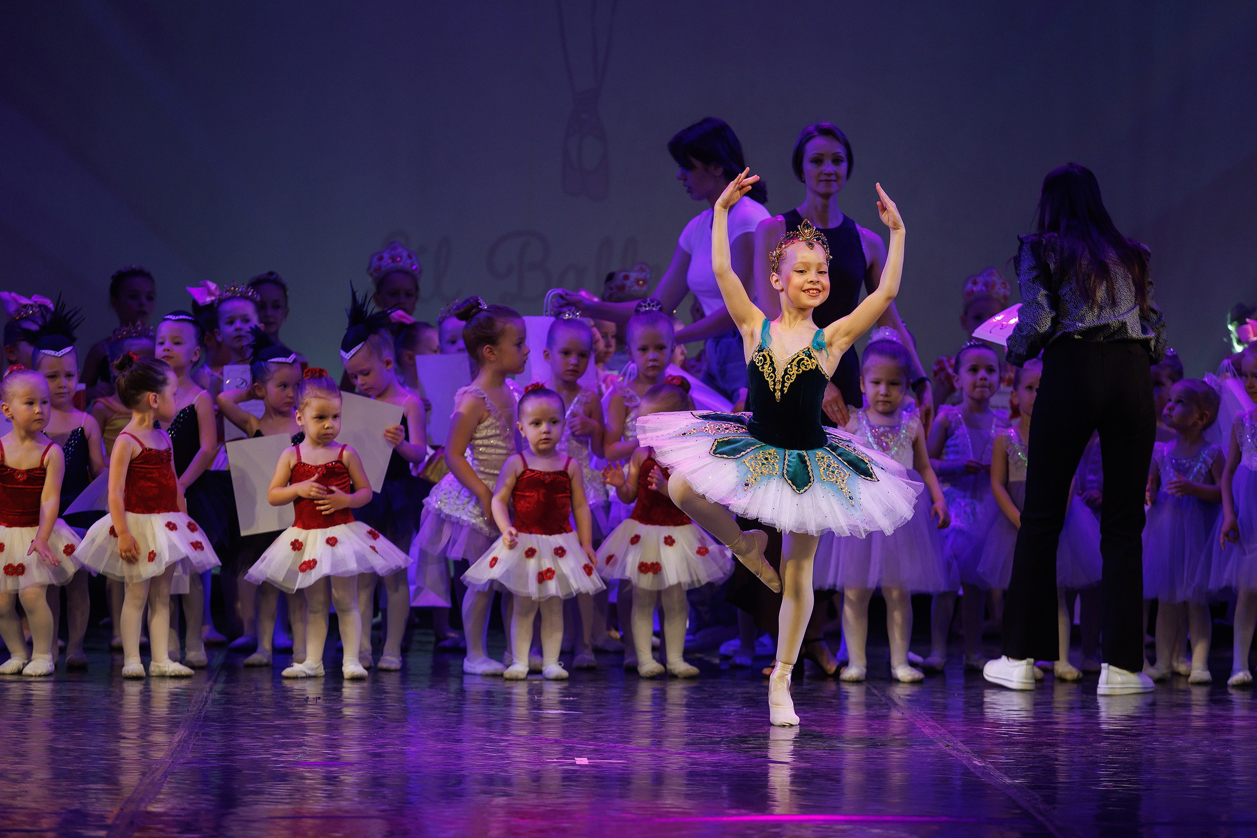 Репортажная фотосъемка отчетного концерта студии танцвев LilBallerine. Профессиональный фотограф в Новосибирске