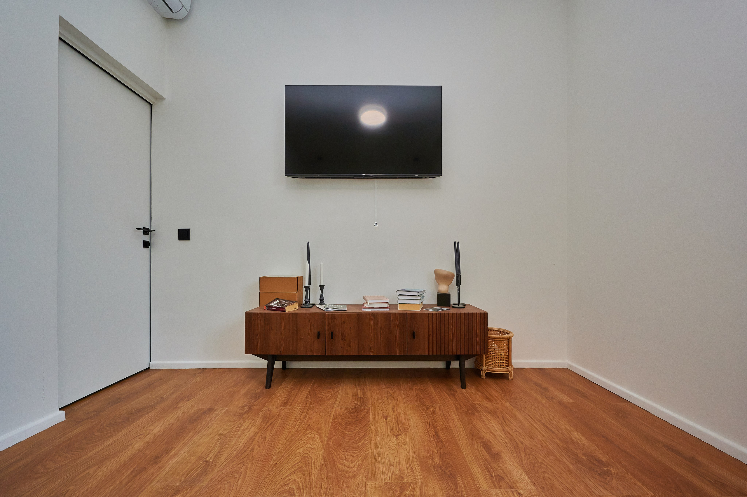 коричневая тумбочка под телевизор 