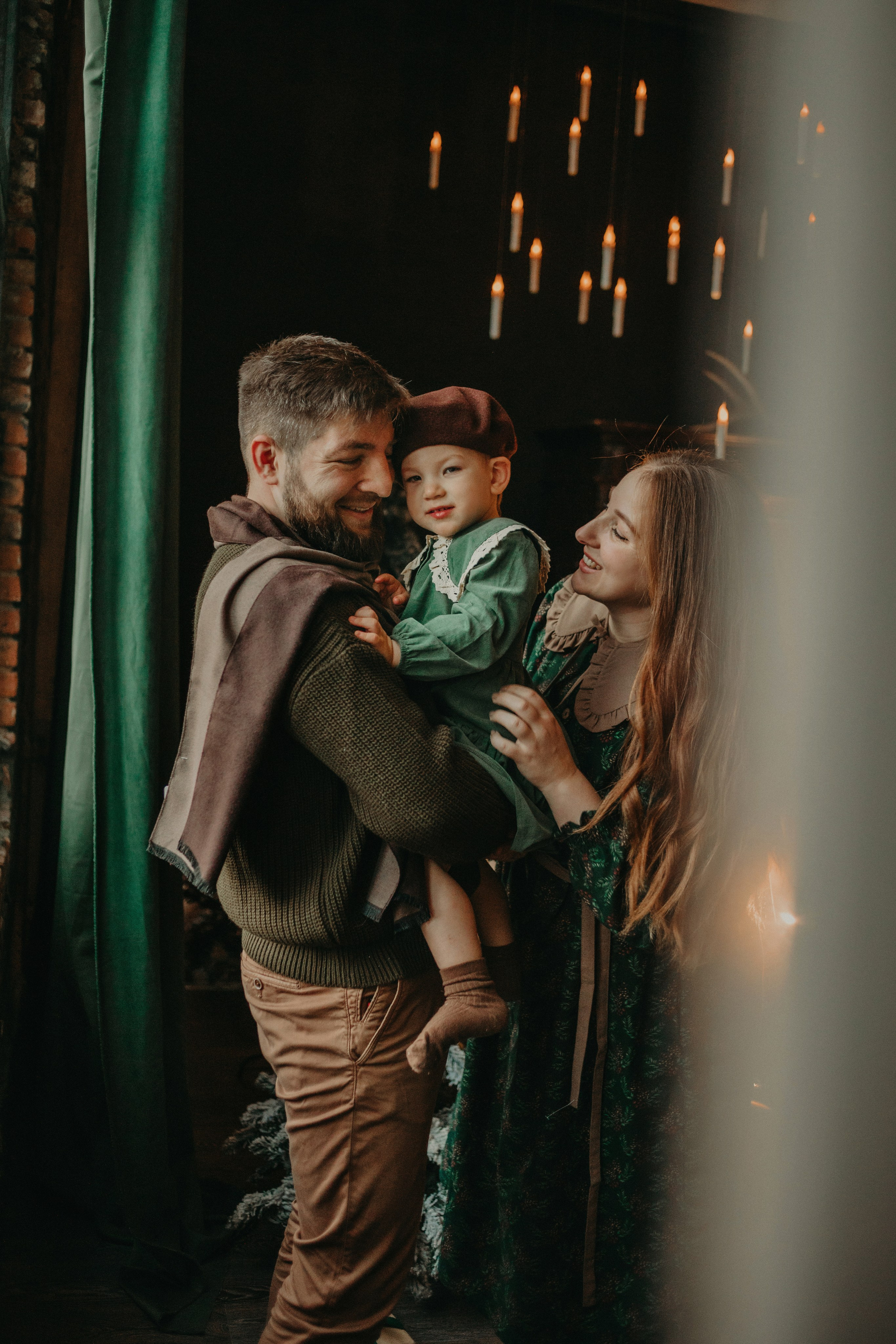 Семейные новогодние в темной студии 2024\2025. Фотограф в Краснодаре Евгения Михаевич