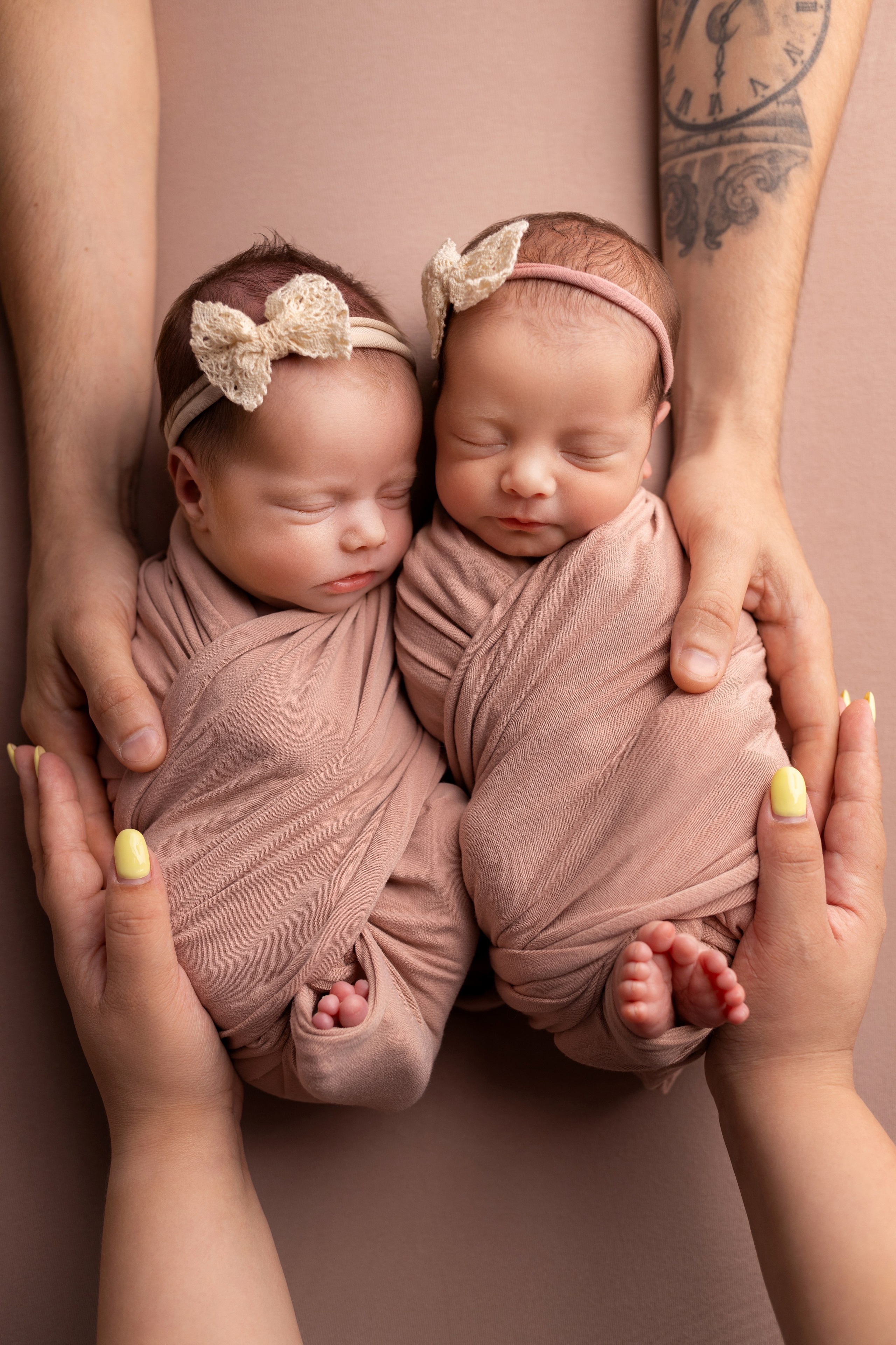 Фотосъемка двойни. Фотограф новорожденных малышей в Омске и Омской области Эльвира Камаева