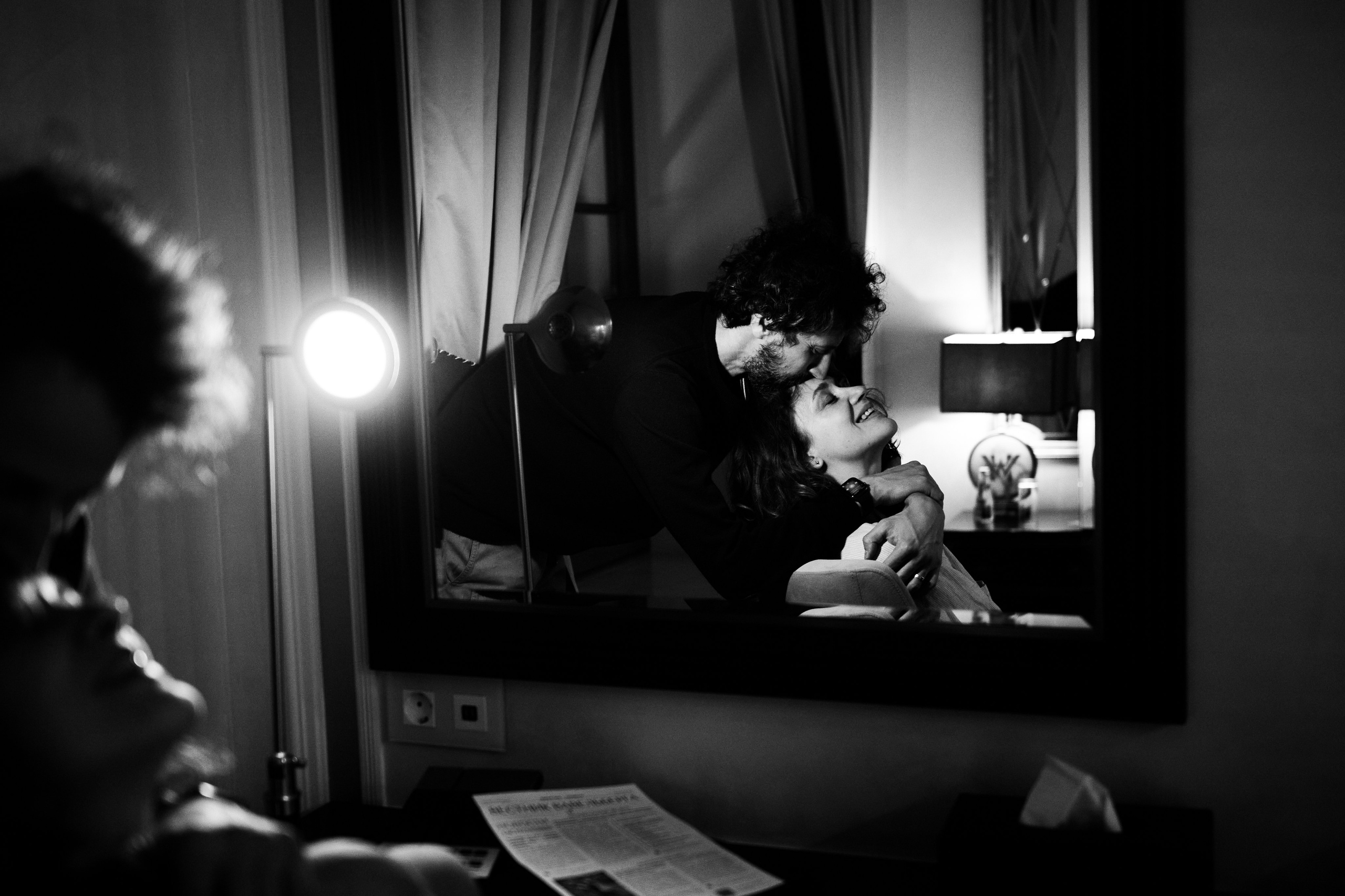 Отражение влюбленных в зеркале