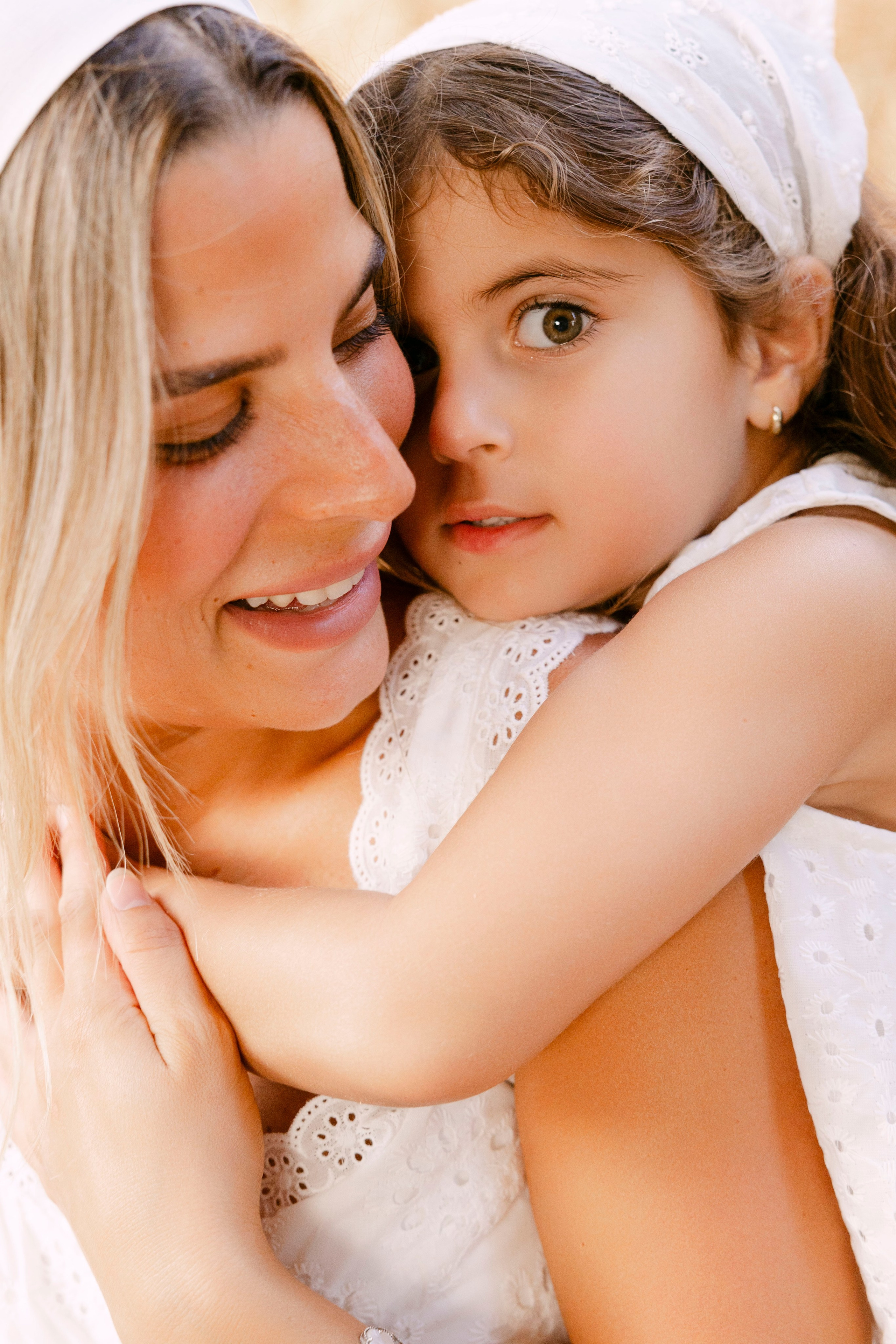 Pregnancy photoshoot at the horse farm. Главная