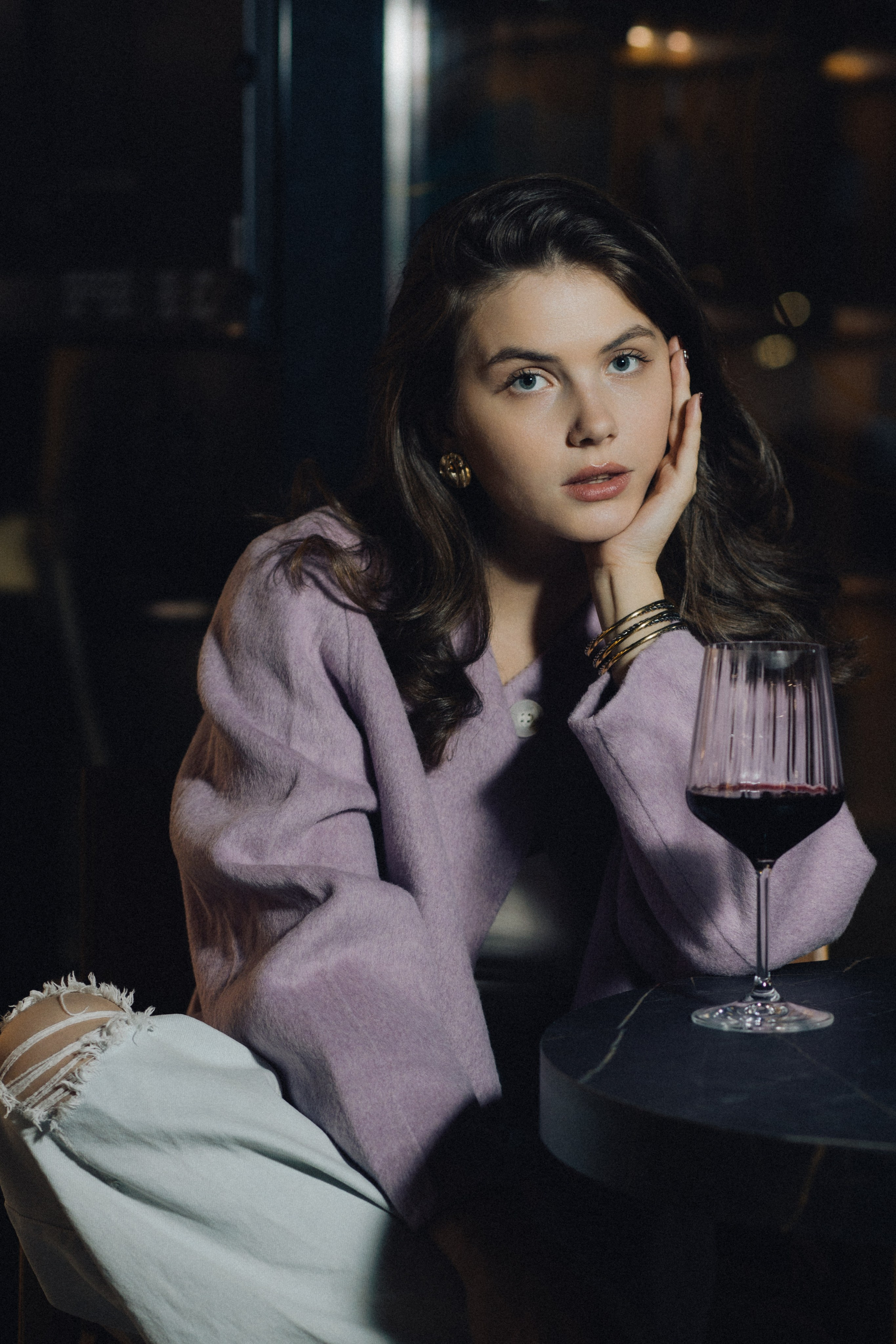 Вечерний портрет в винном баре, девушка в сиреневом жакете подпирает подбородок рукой. Фотограф в Пензе Александра Овечкина