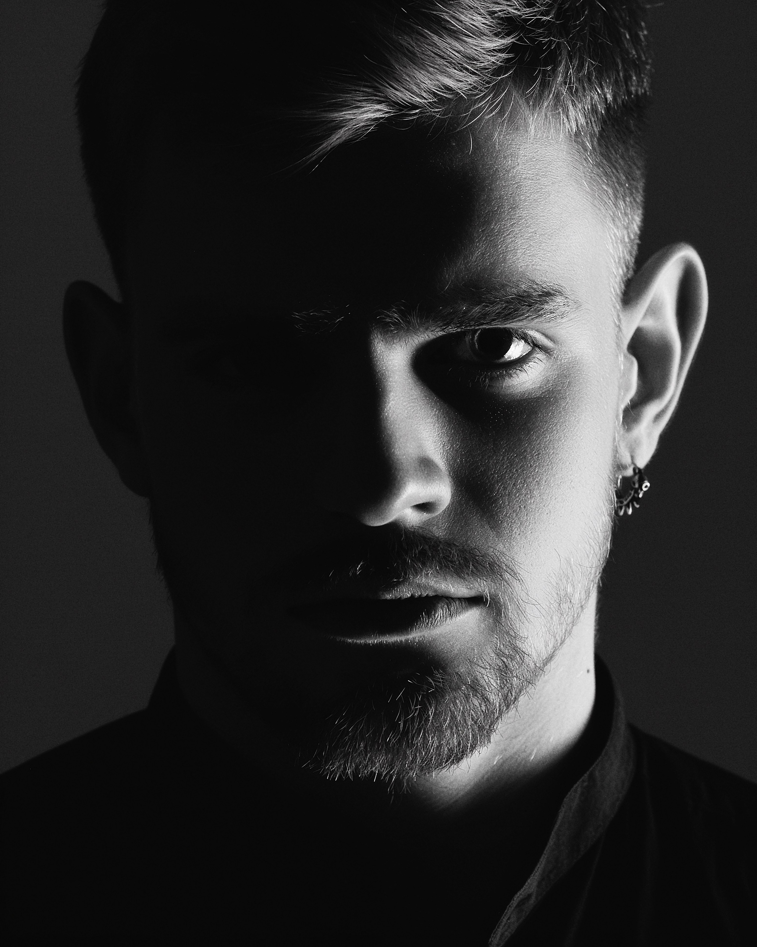 Мужской портрет с акцентом на глаза и тени, фотограф в Пензе Александра Овечкина.