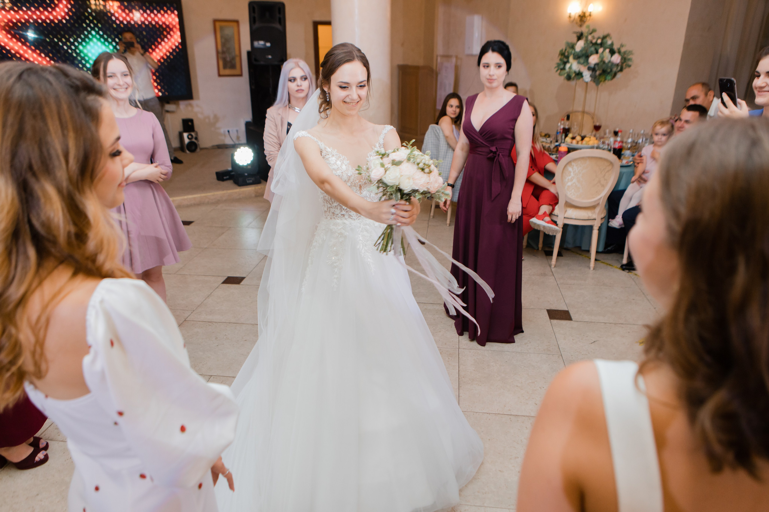 Свадебная фотосъемка Михаила и Ольги. День нашей свадьбы. Видеосъемка и фотосъемка свадеб. Фотограф и оператор на свадьбу. Видеосъемка подкастов, собственная видео-фотостудии. Предметная фотосъемка