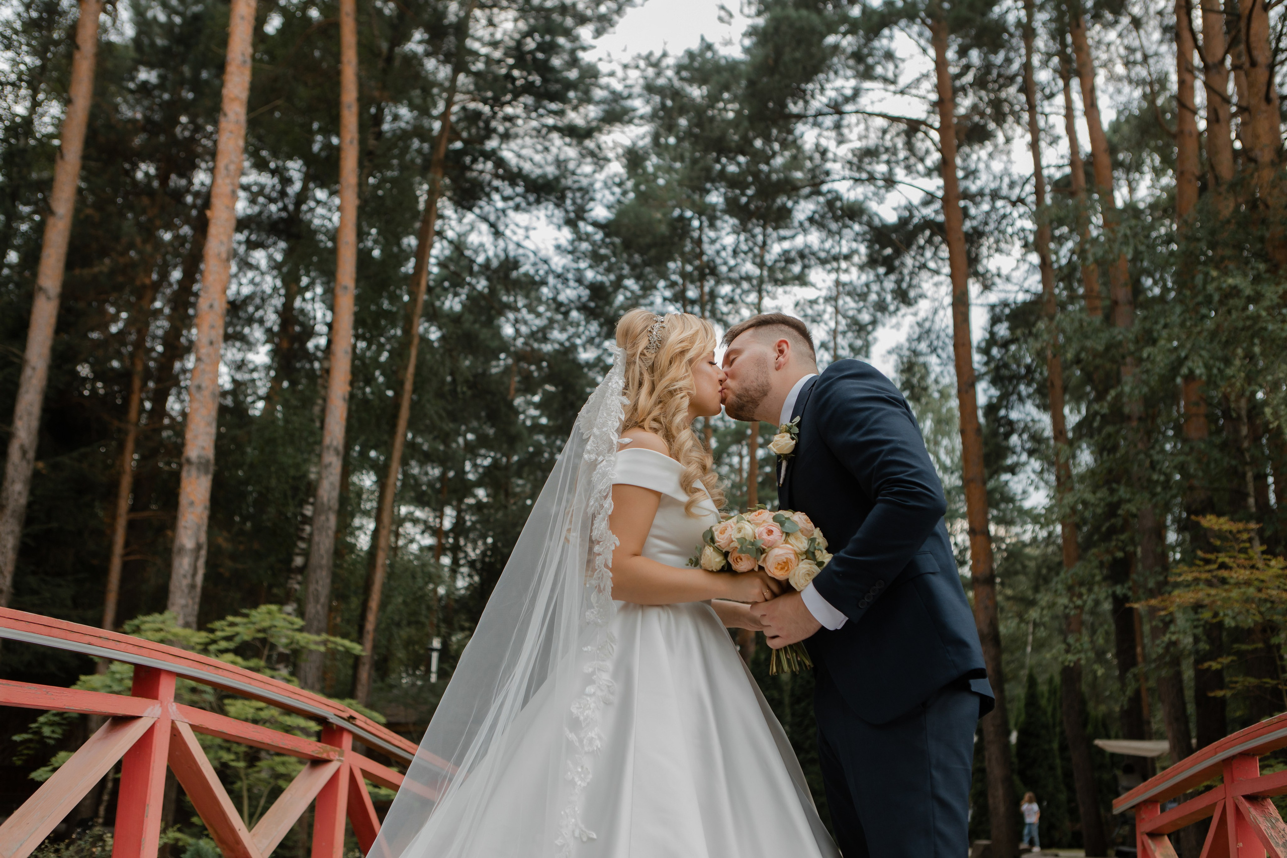 Юрий и Кристина. Видеосъемка и фотосъемка свадеб. Фотограф и оператор на свадьбу. Видеосъемка подкастов, собственная видео-фотостудии. Предметная фотосъемка