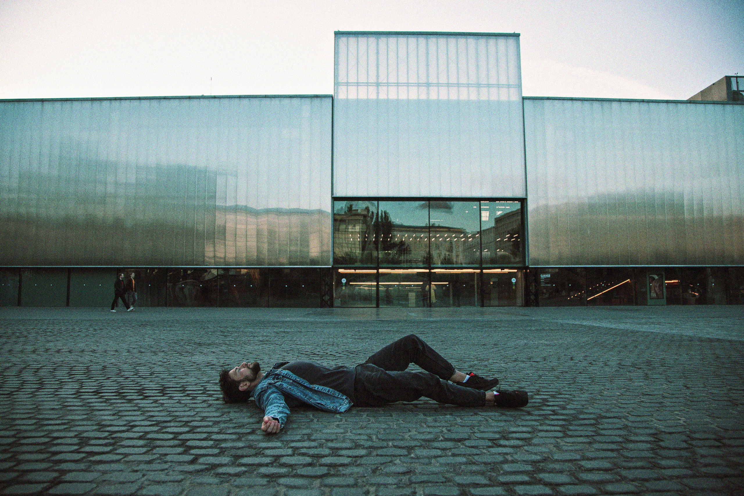 Мужская фотосессия на улице. Профессиональный фотограф в Москве