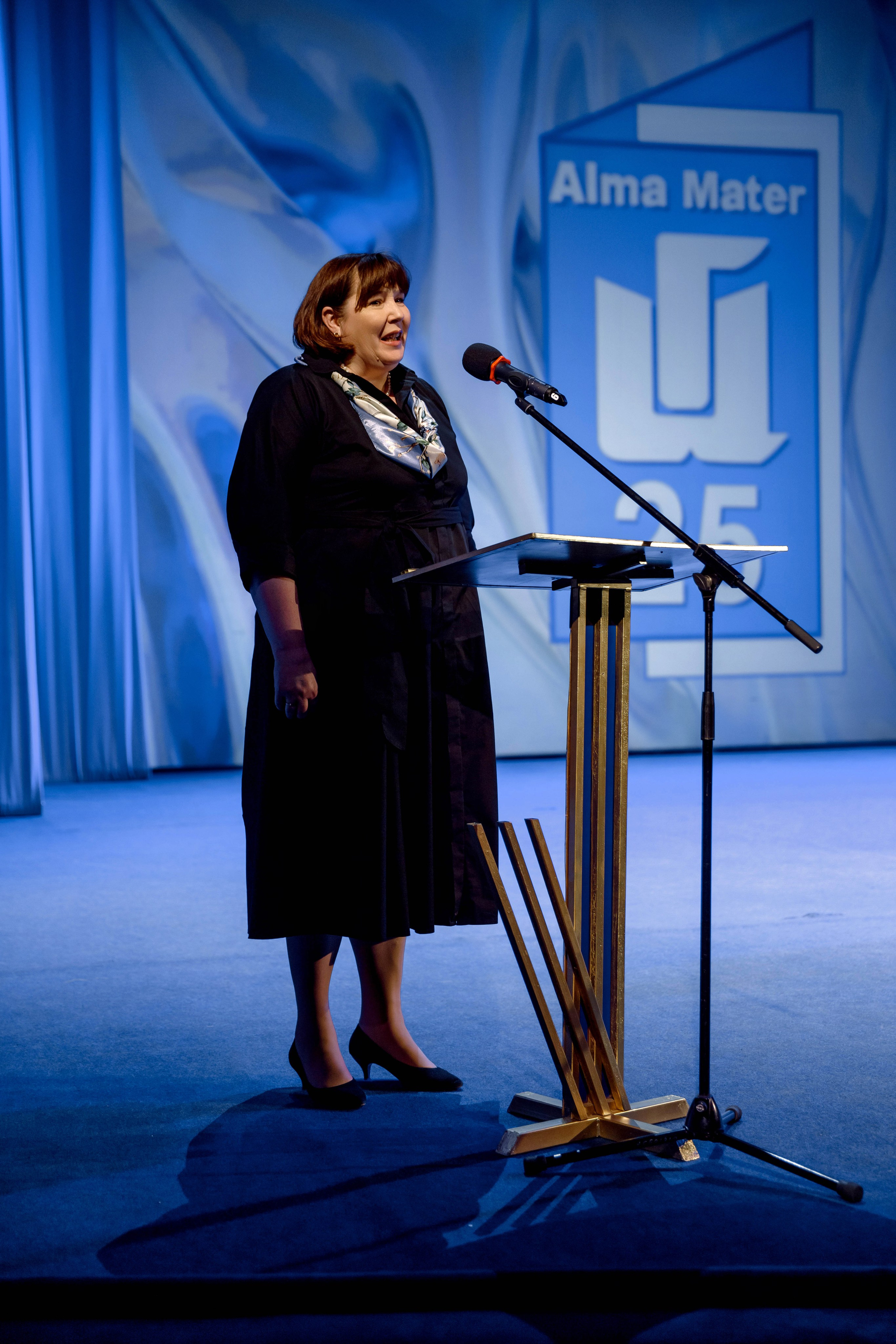 Гимназия 25 — последний звонок (Драм Театр). Свадебный фотограф Иркутск, репортажный фотограф Иркутск