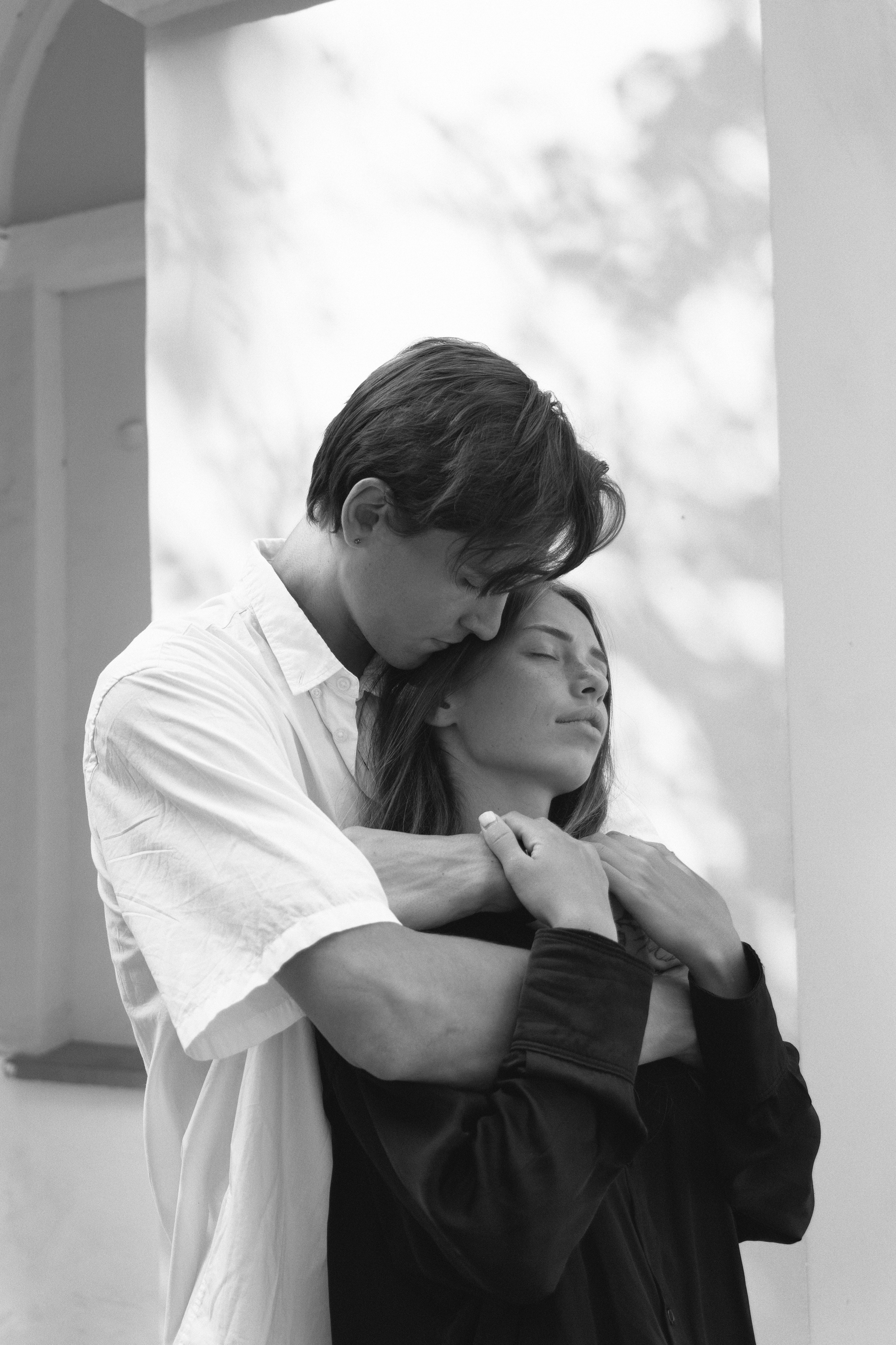 Интимный кадр влюблённой пары — летняя фотосессия в Москве.