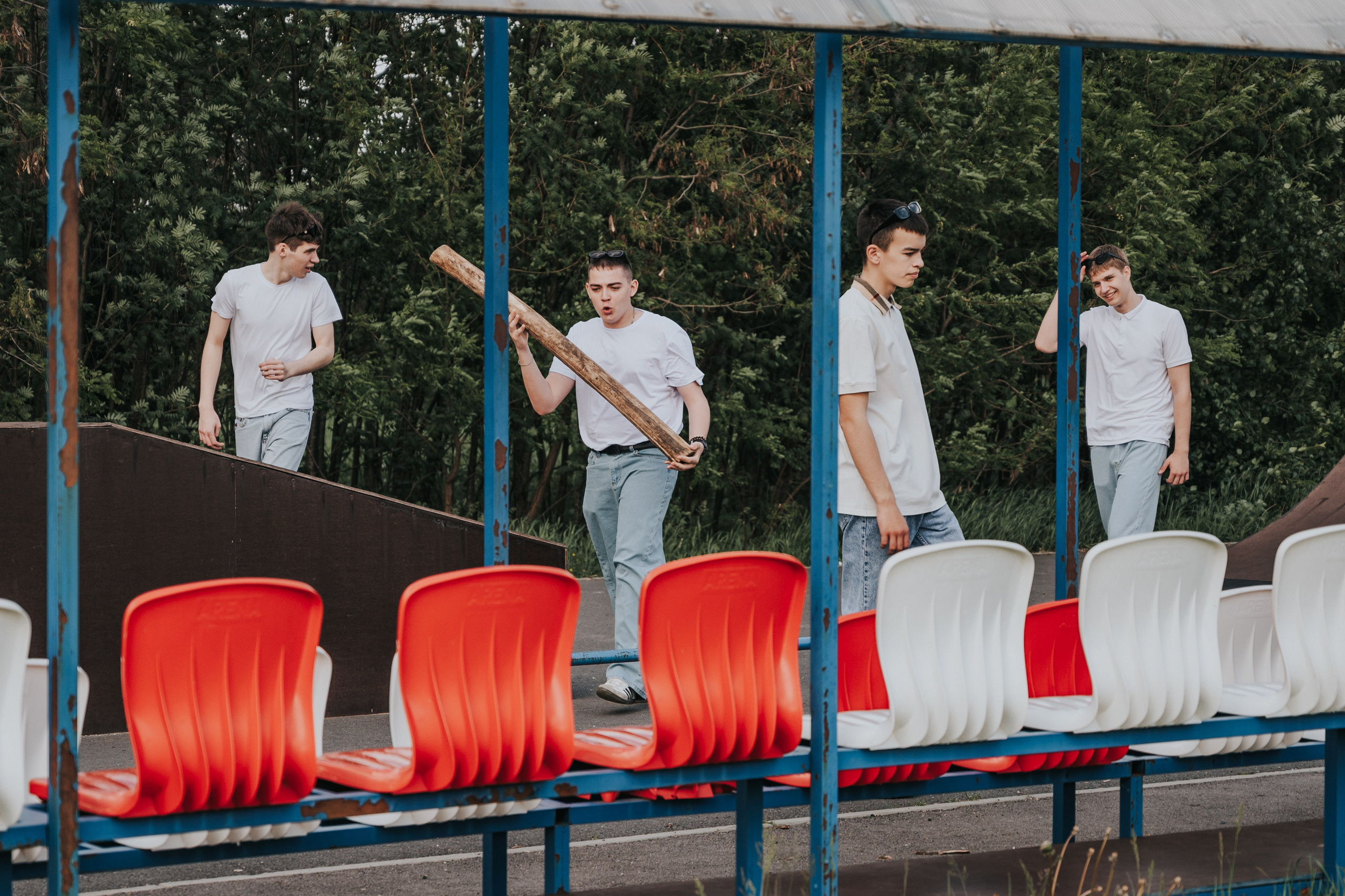 Спортплощадка. Выпускные альбомы и Школьный фотограф в Алексеевке, Бирюче, Красном