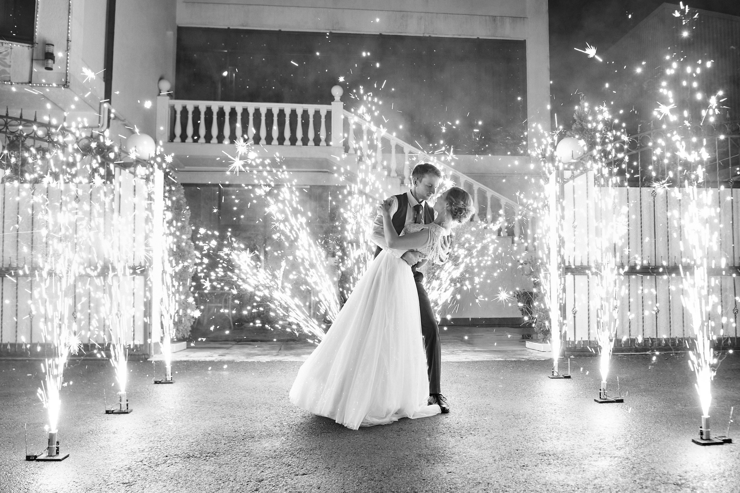 Молодожены целуются в фейерверке в конце свадебного банкета в конгресс-отеле «Дон-Плаза»