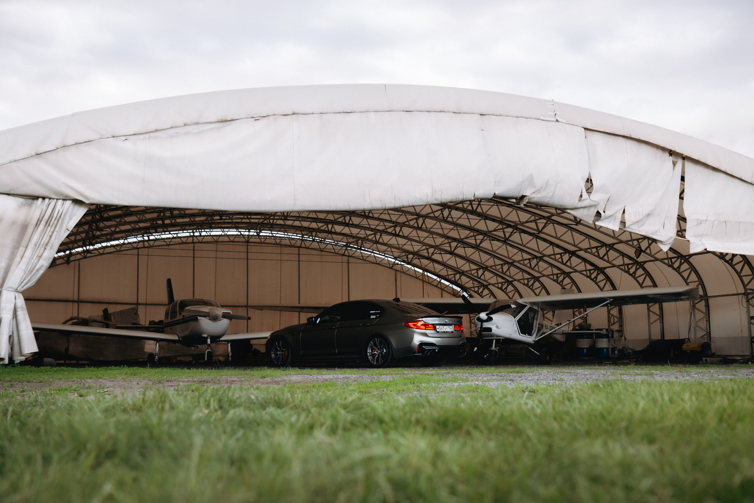 BMW M5 with plane. Автомобильный фотограф и видеограф в Новосибирске|Александра Косухина