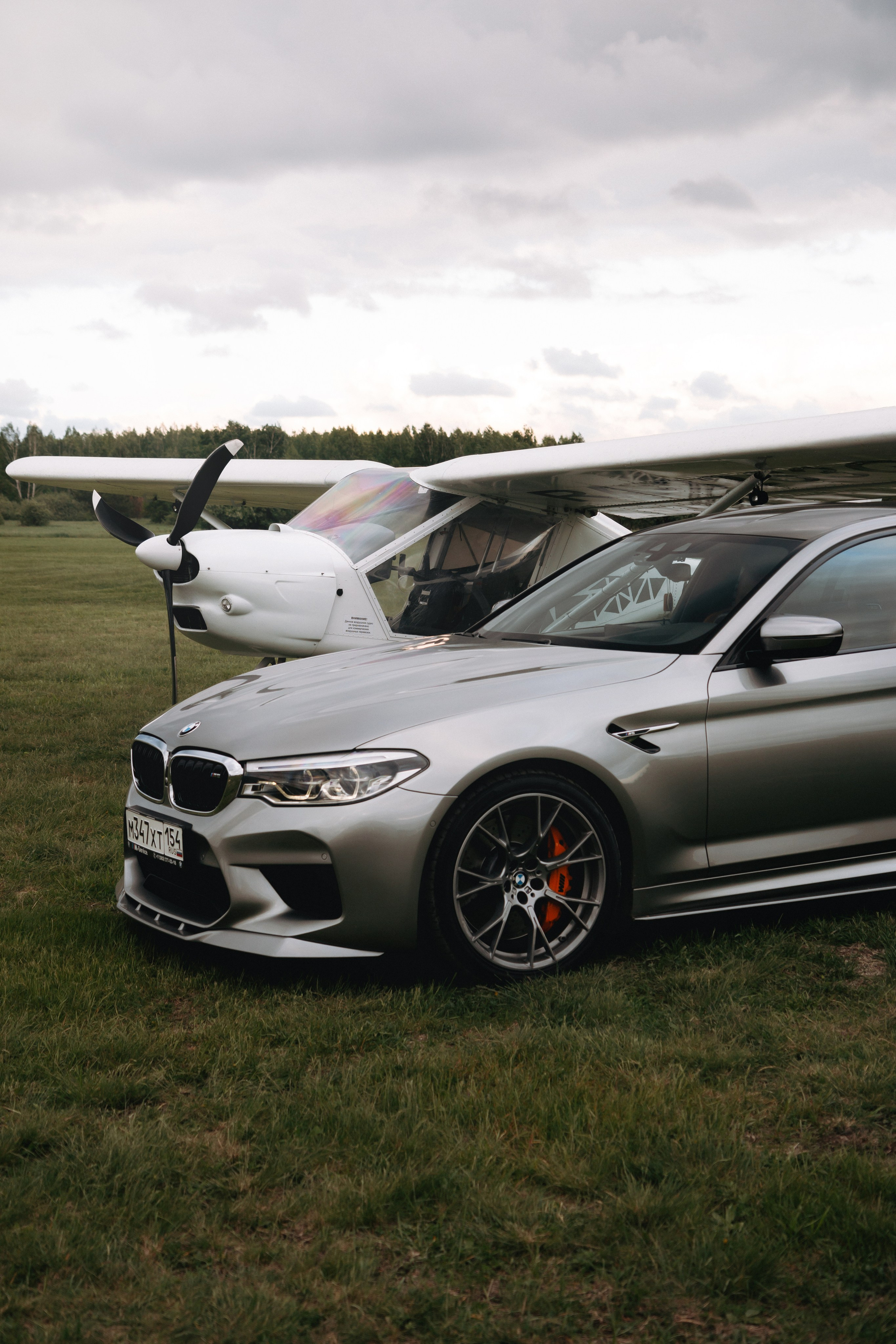 BMW M5 with plane. Автомобильный фотограф и видеограф в Новосибирске|Александра Косухина