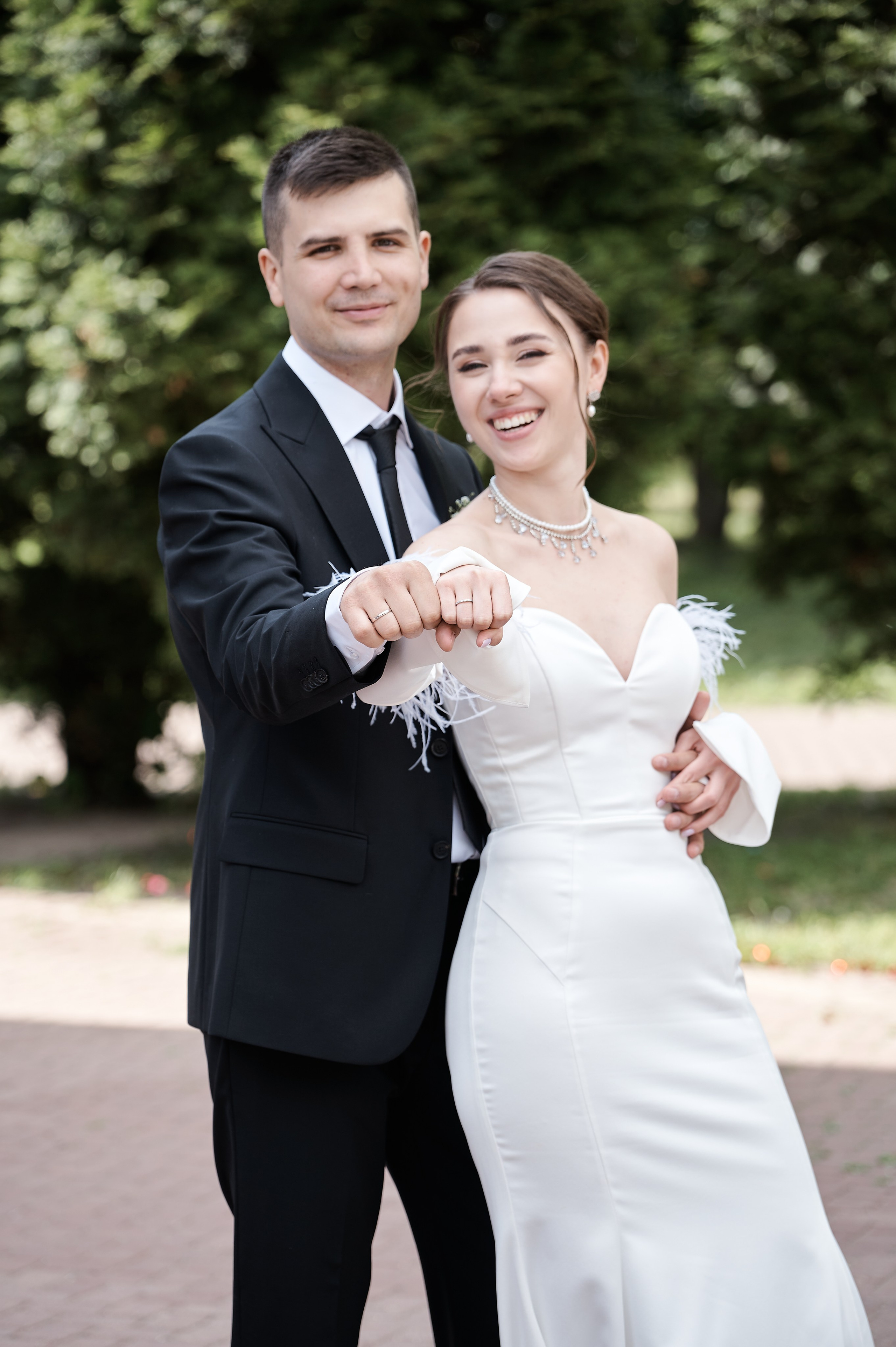 Пара в платье и костюме, официальный портрет, живые свадебные фотографии