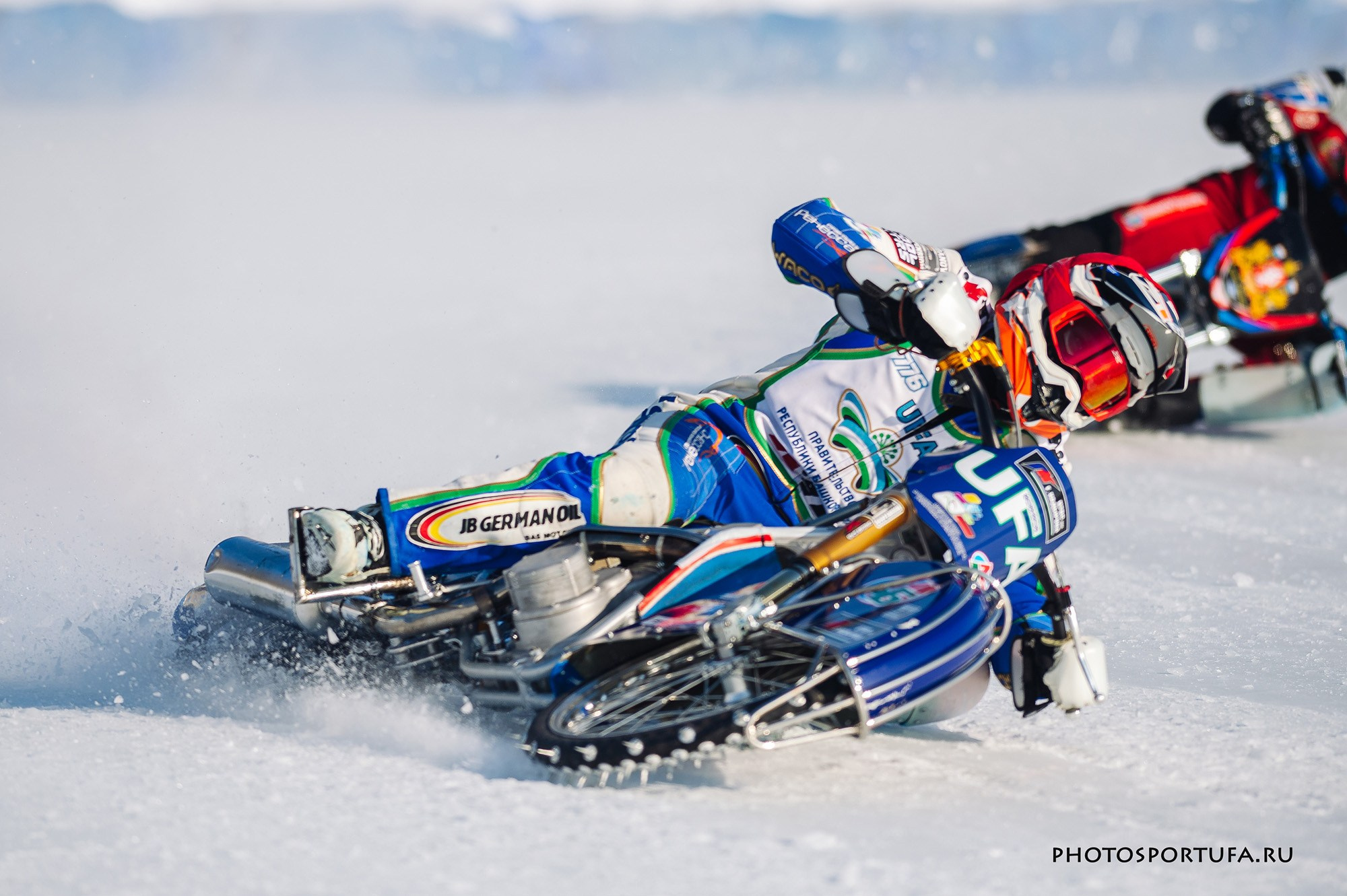 Мотогонку на льду. Спортивный фотограф в Уфе Евгений Буров