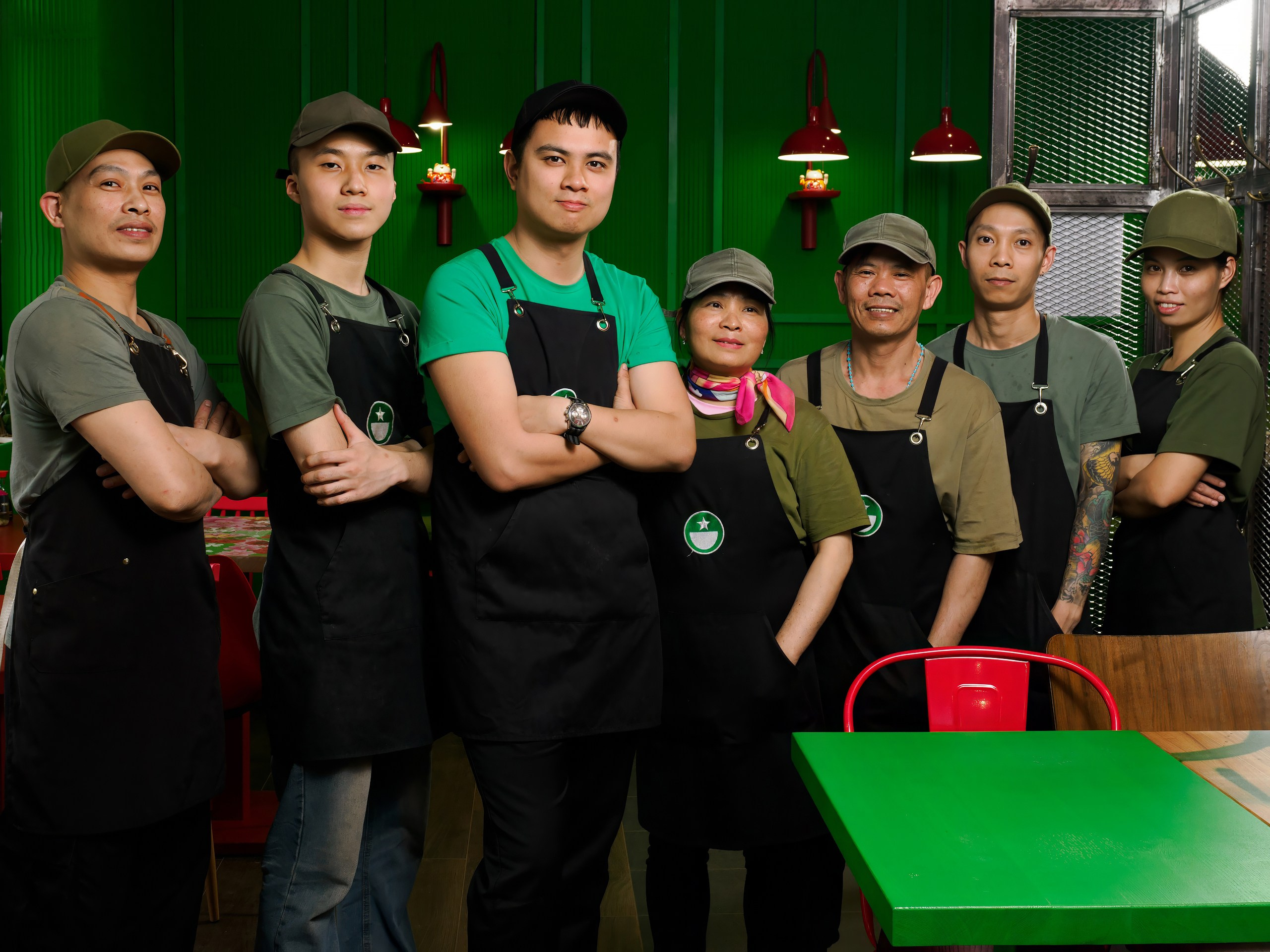 Групповая фотография поваров в ресторане на фоне зала в Москве