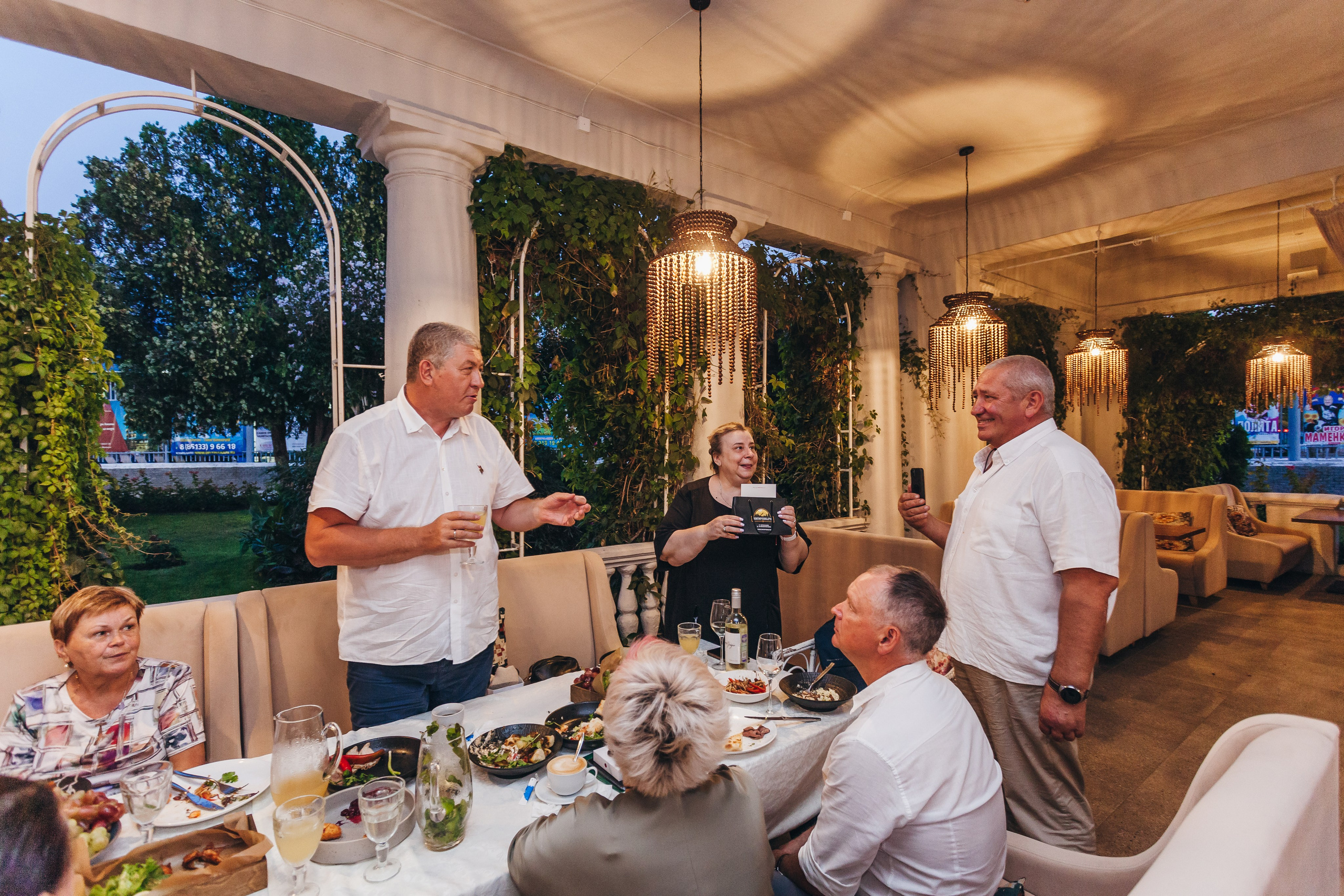 День рождение в уютном ресторане. Фотограф Денис Денисов