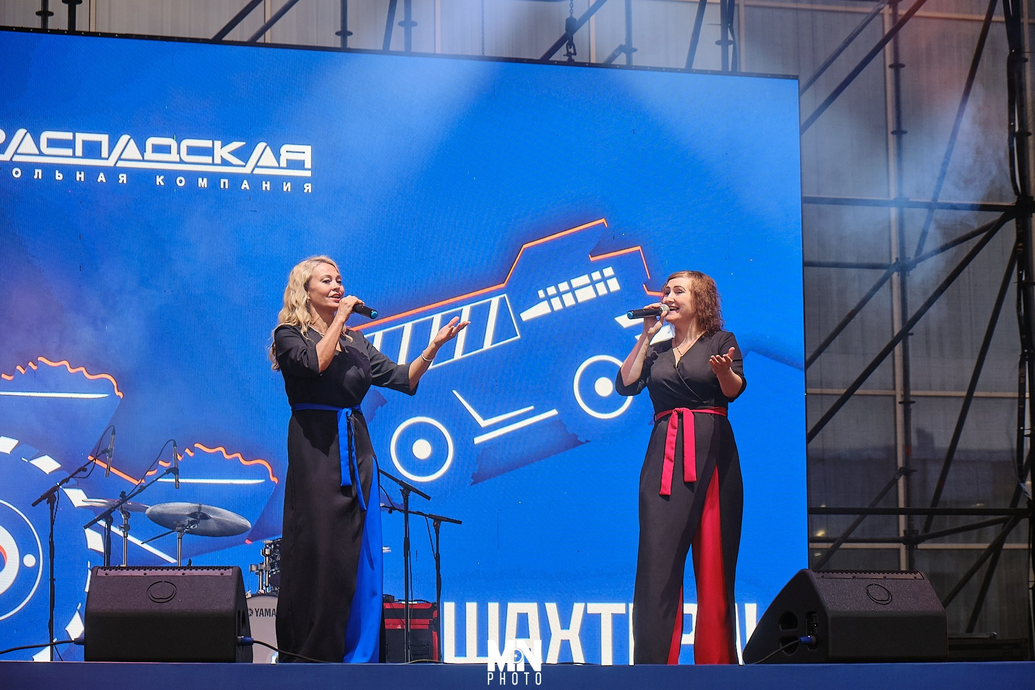 Междуреченск ликовал! День Шахтера превратился в настоящий рок-фестиваль под открытым небом. ДК “Распадский” и легендарные “Братья Грим” взорвали сцену, подарив городу незабываемый праздник! Никита Максимов передает атмосферу.