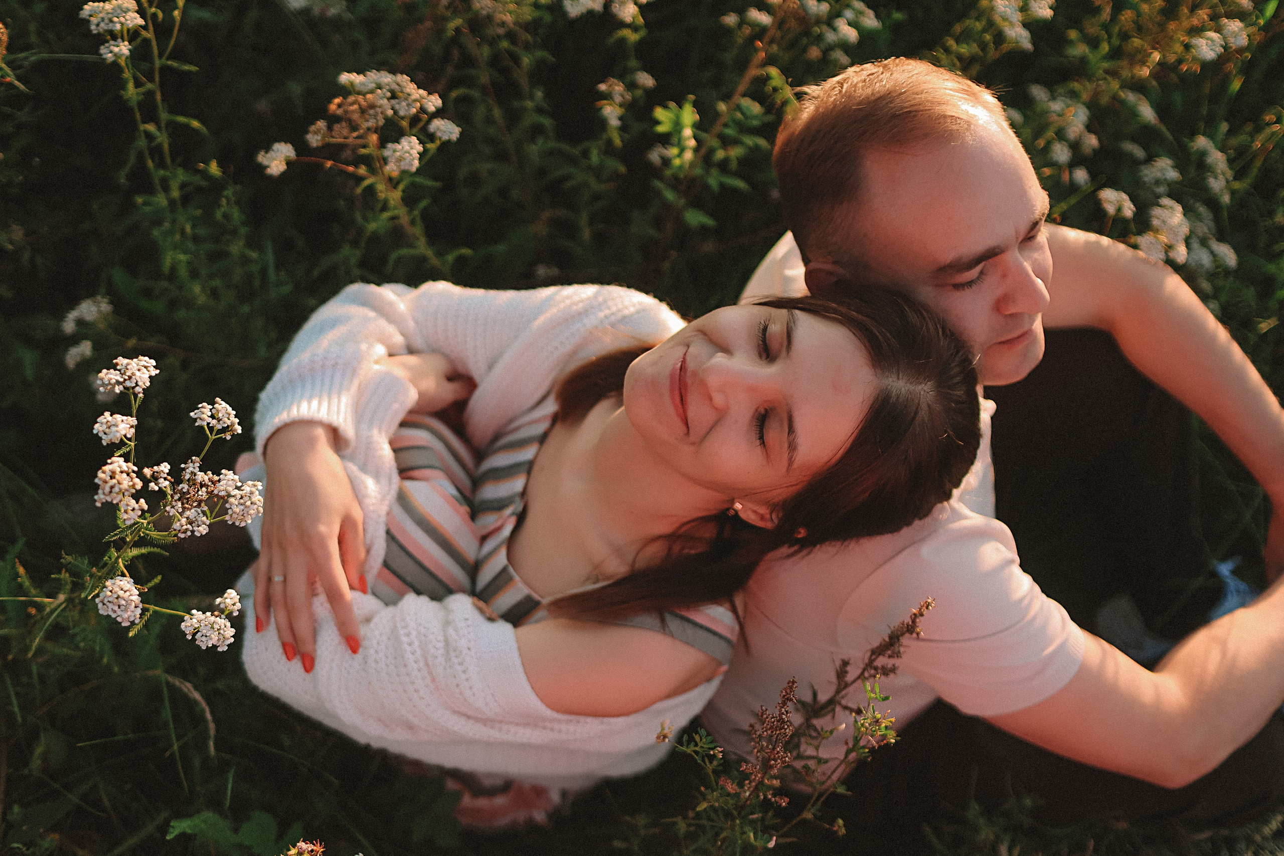 Поле love story на закате. Семейный фотограф Тюмень, фотограф на роды Салмина Мария