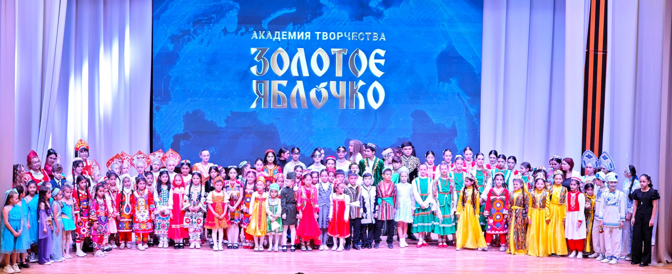 1 ноября 2025 г, г. Бохтар, Таджикистан. Золотое яблочко