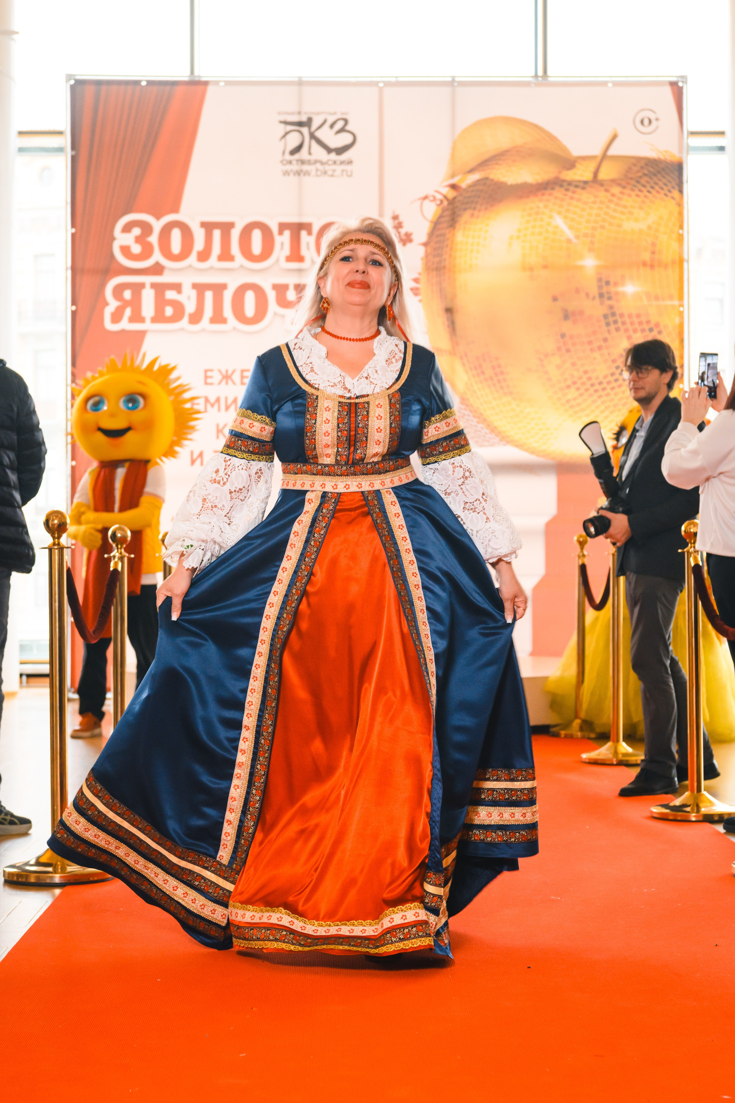23 апреля, красная дорожка, БКЗ Октябрьский, г. Санкт-Петербург. Золотое яблочко