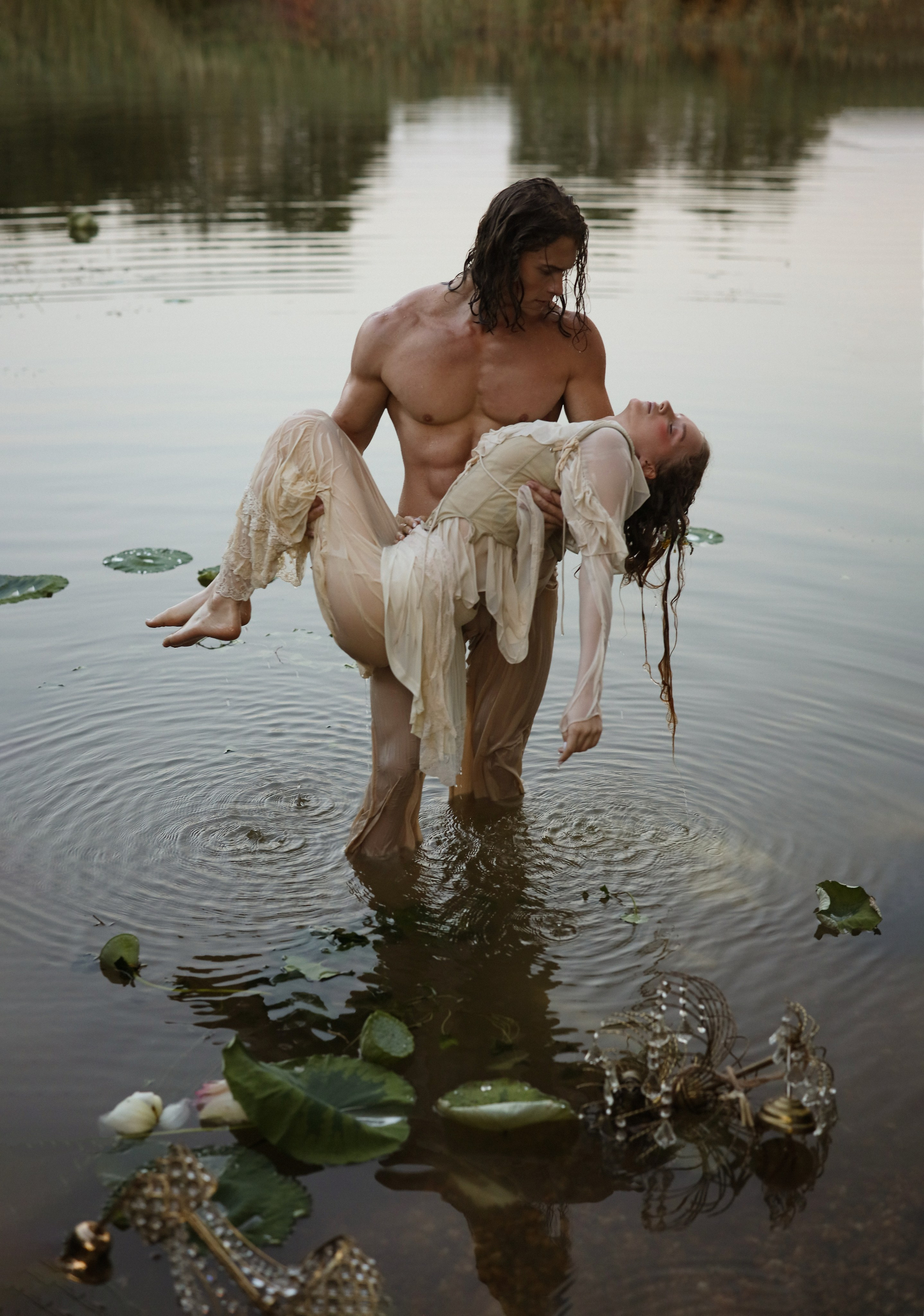 Фотосессия пары на озере лотосов в Абхазии: запечатлейте свою любовь.