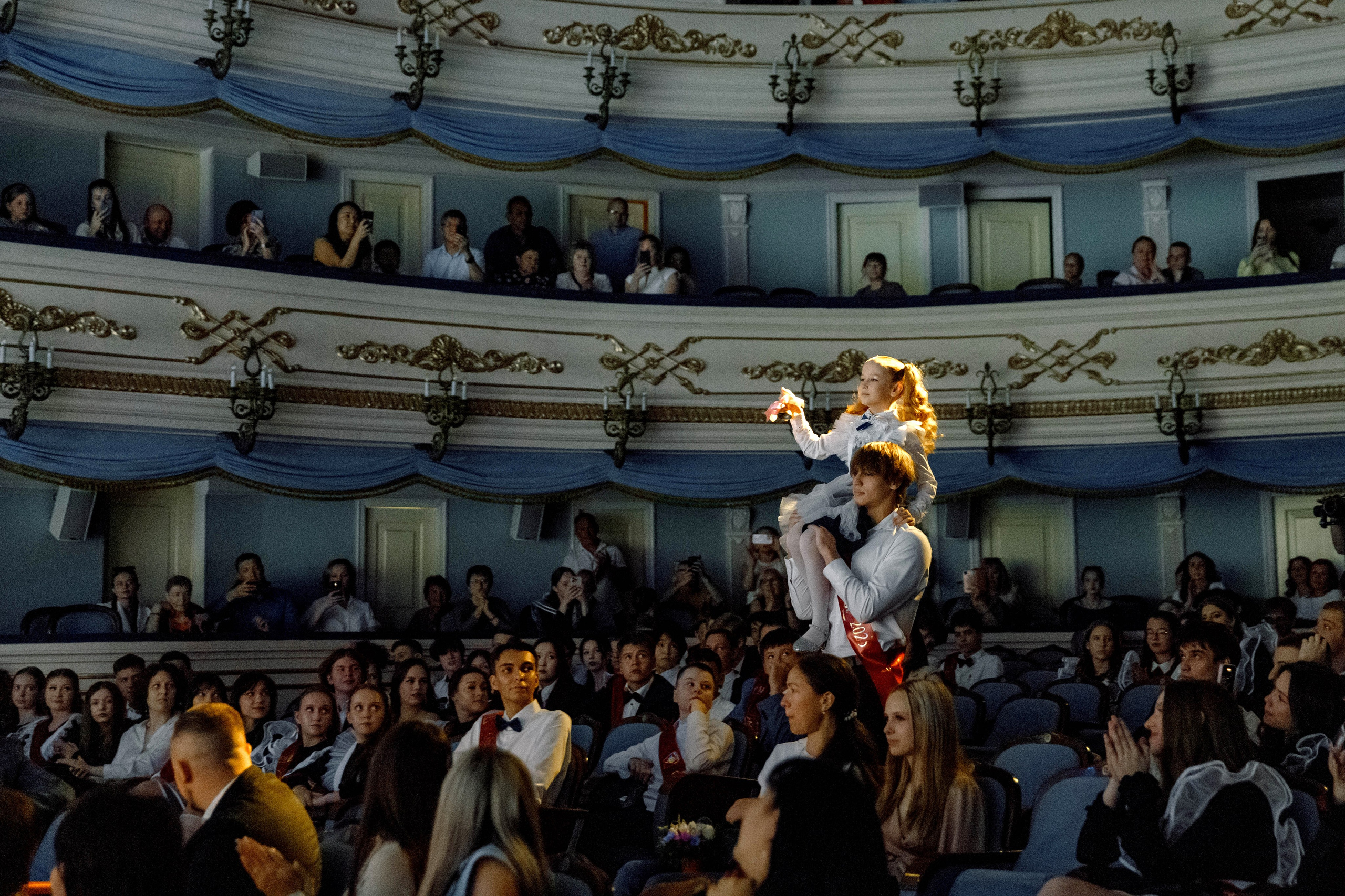 Гимназия 25 — последний звонок (Драм Театр). Свадебный фотограф Иркутск, репортажный фотограф Иркутск
