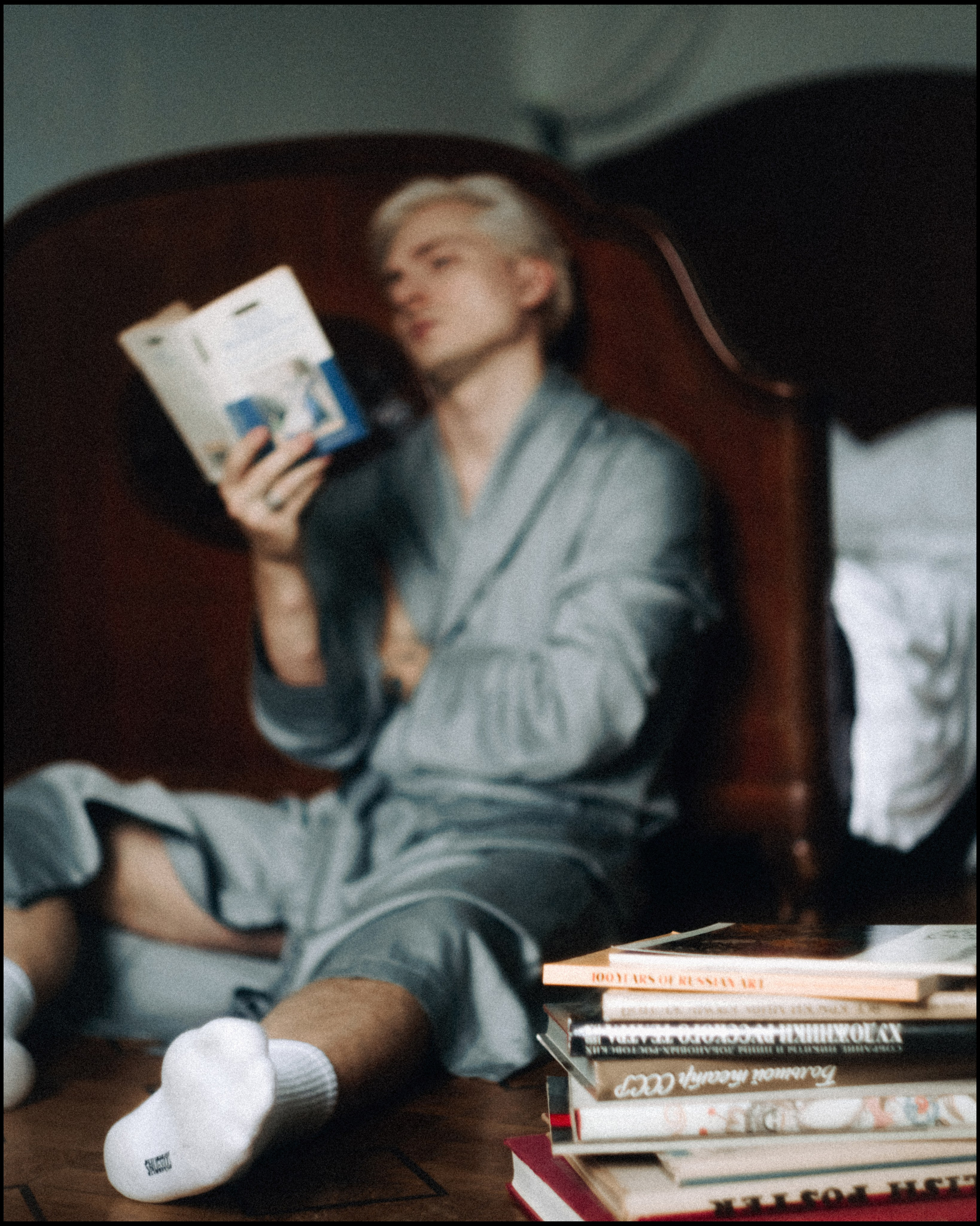 Портретная фотосессия мужчины в квартире в москве