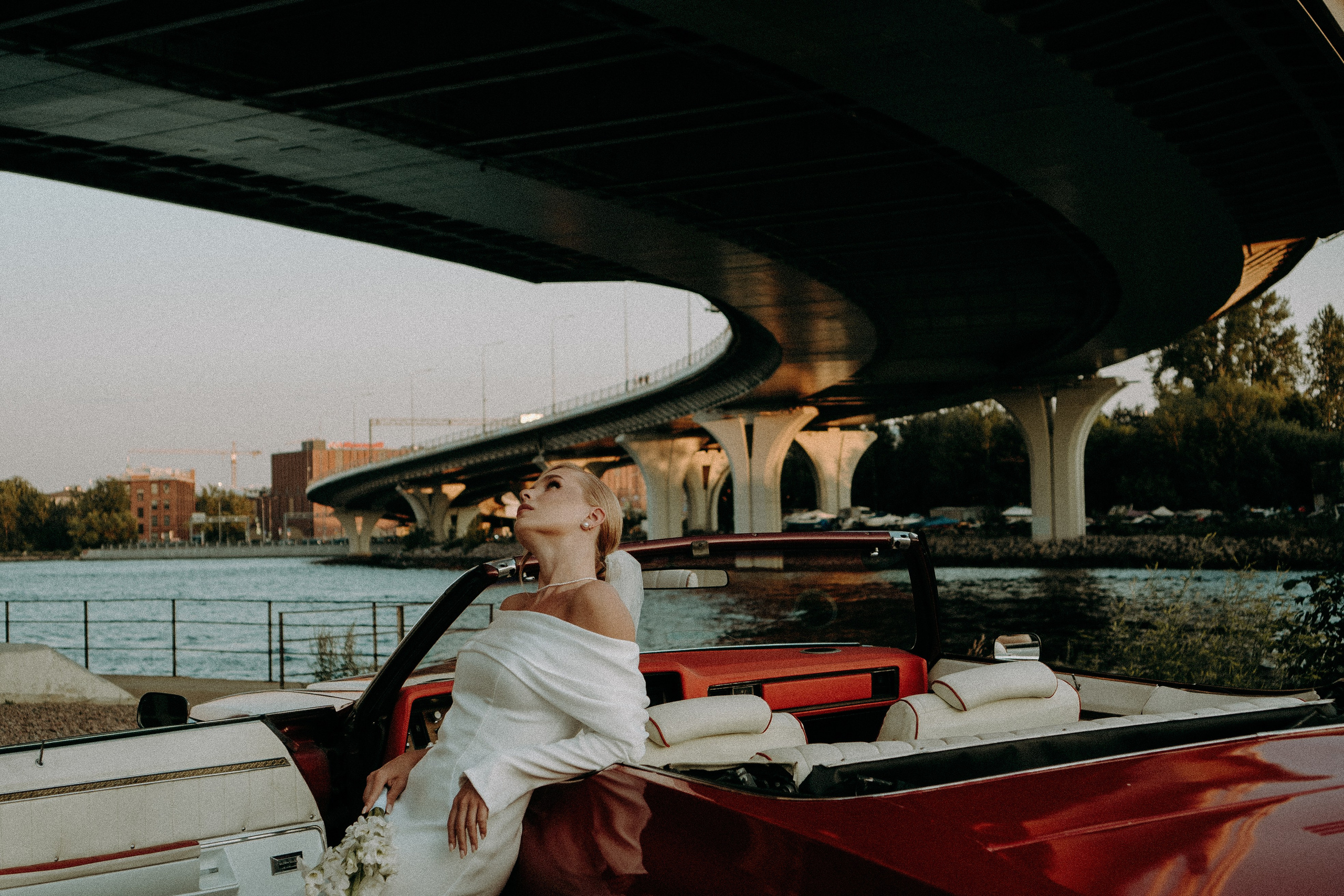 СВАДЕБНАЯ СЬЕМКА ВОЗЛЕ МСОТА БЕТАНКУРА НА КАБРИОЛЕТЕ. Профессиональный фотограф, Санкт-Петербург — Виктория Богомолова