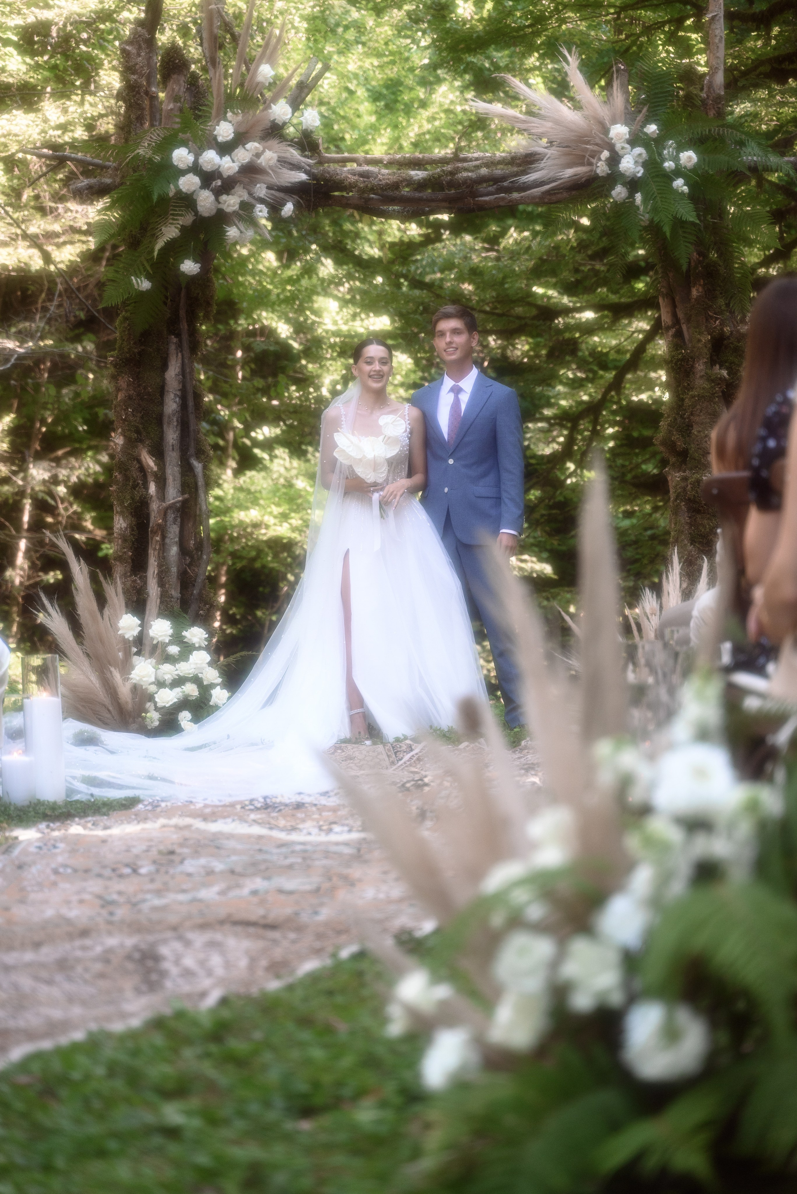 Молодожены наслаждаются красивым свадебным днем в глэмпинге Енот, где природа Сочи служит идеальным фоном для свадебных снимков