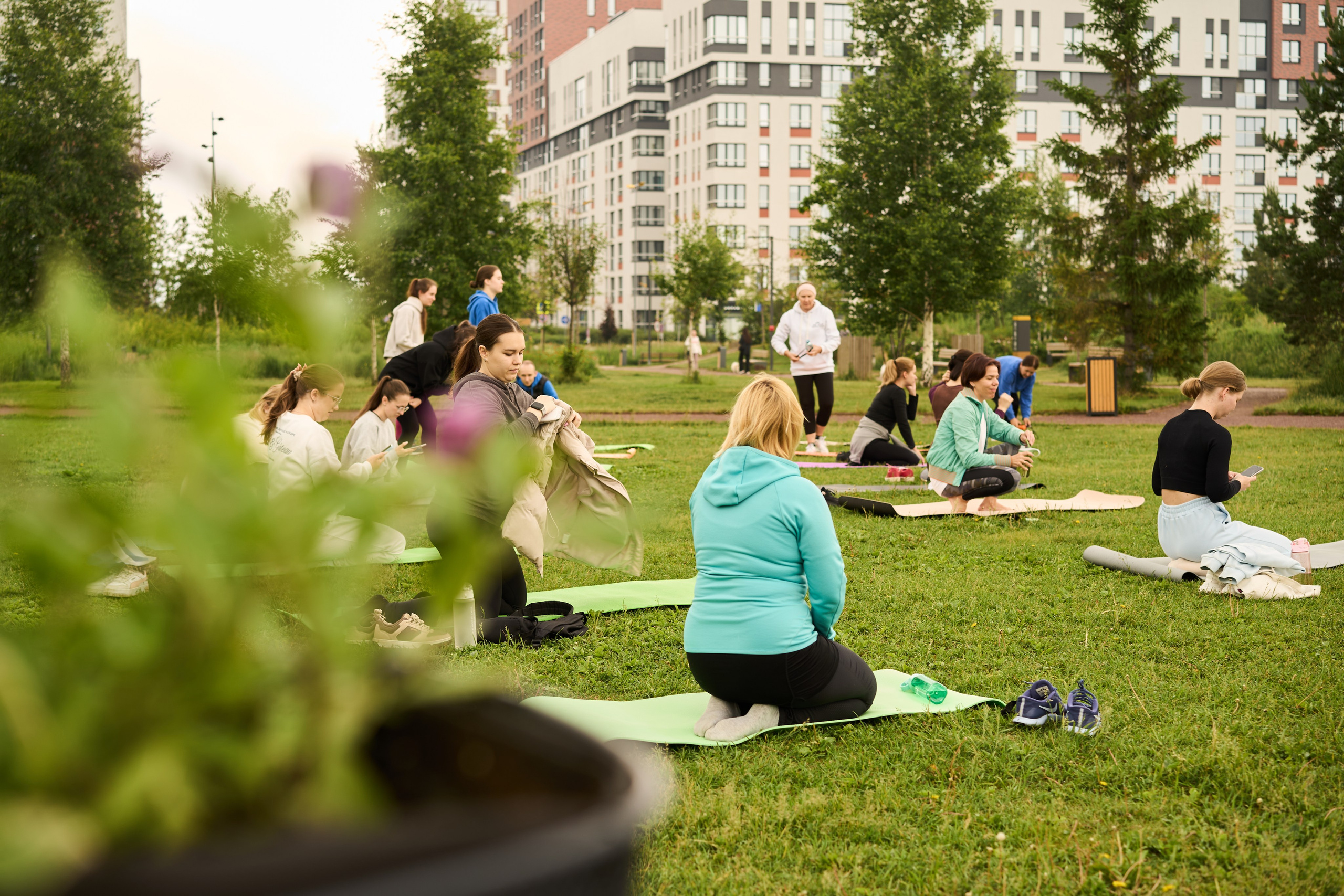 Репортажная съемка занятия йоги в парке. Фотограф Екатеринбург Кокшарова Александра