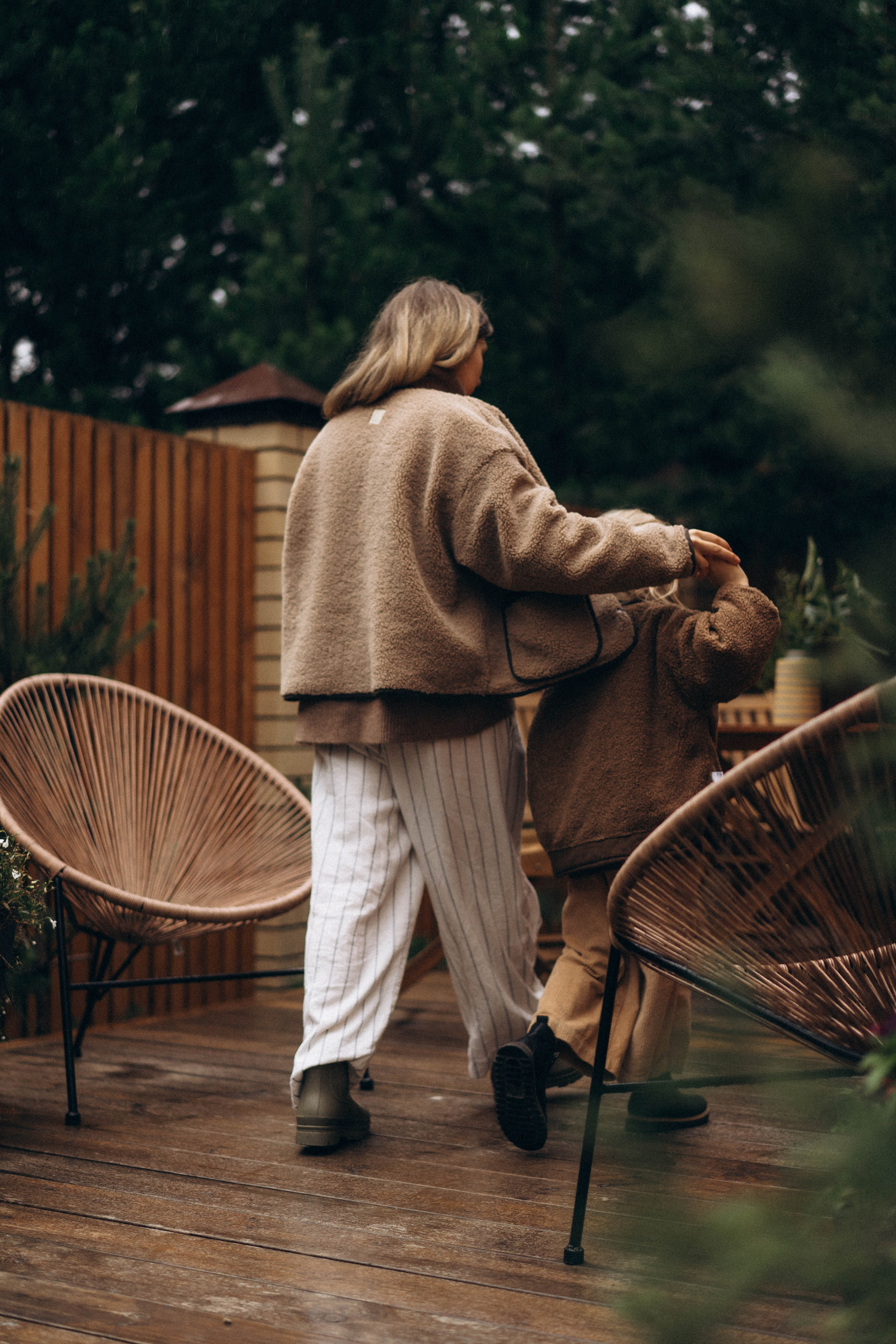 Фотосессия у дома во дворе мама и дочка. Фотограф Екатеринбург Кокшарова Александра