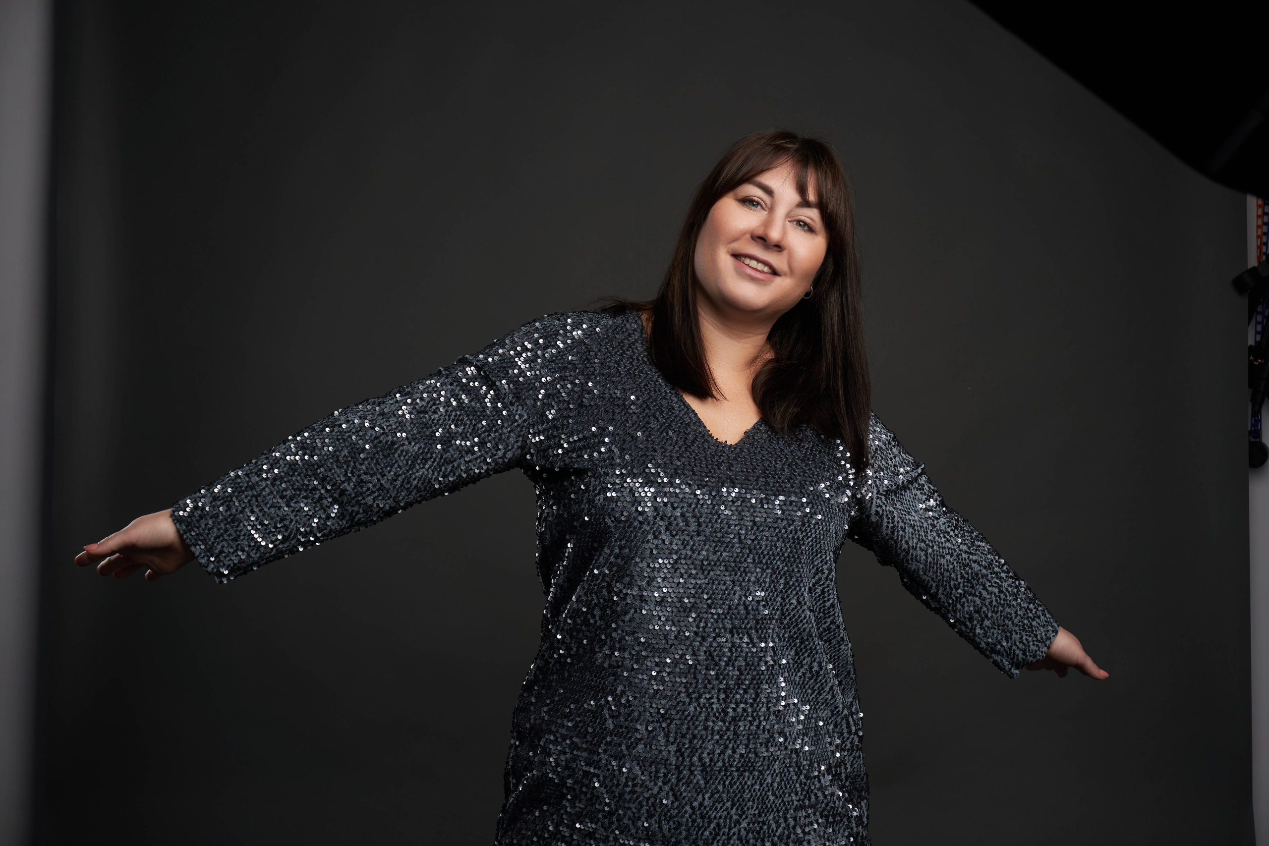 Фотосессия фигуристой женщины в блестящем платье