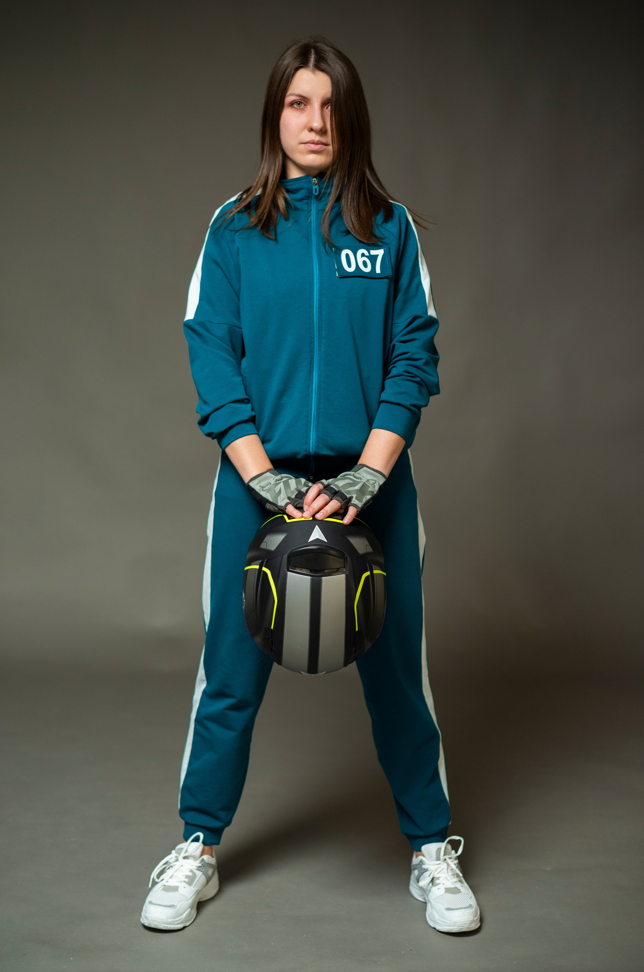 Фотопроект самоизоляция, сомнамбула, сновидческие видения, философия, одиночество, арт-фотография. девушка и шлем