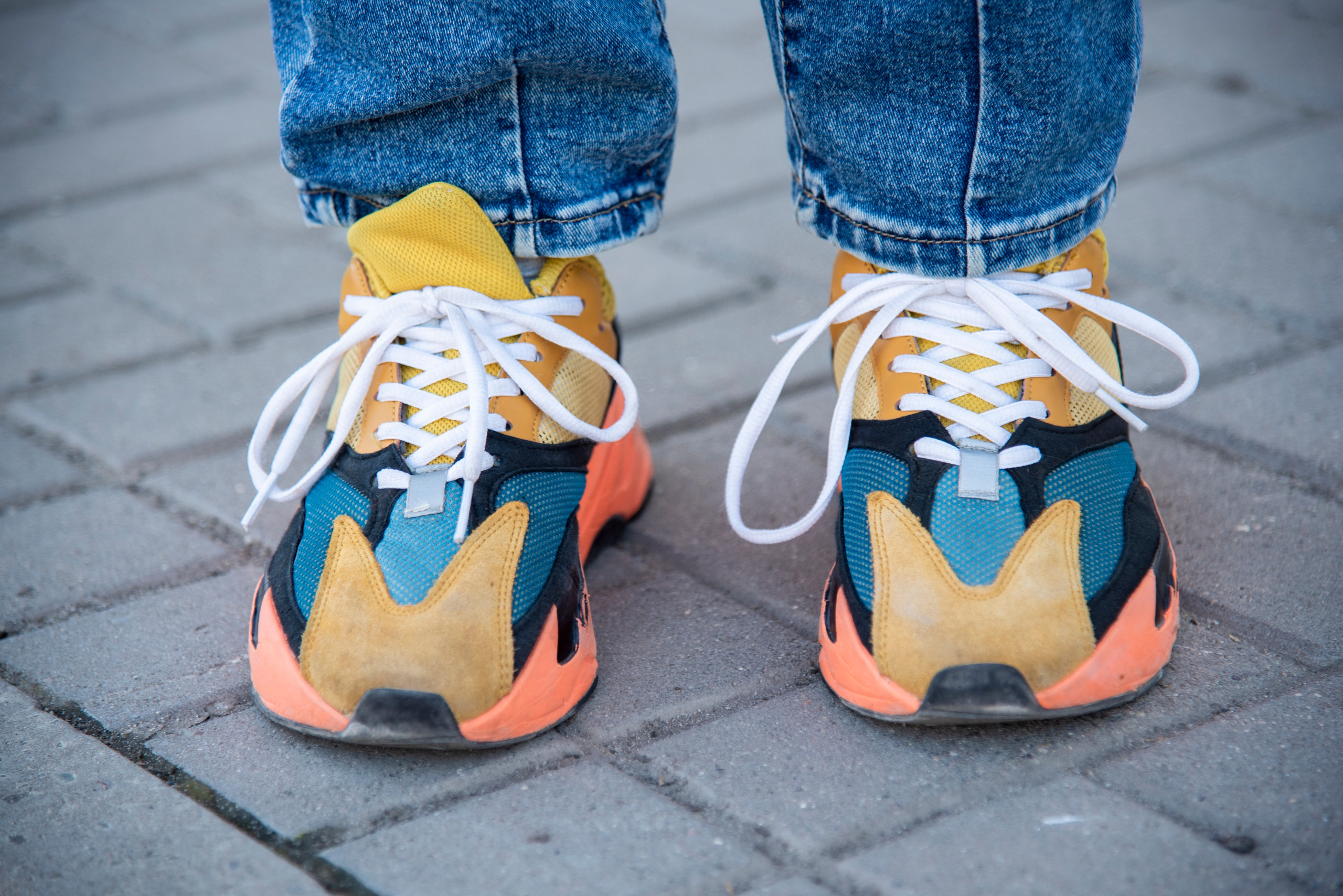 оранжевые кроссовки