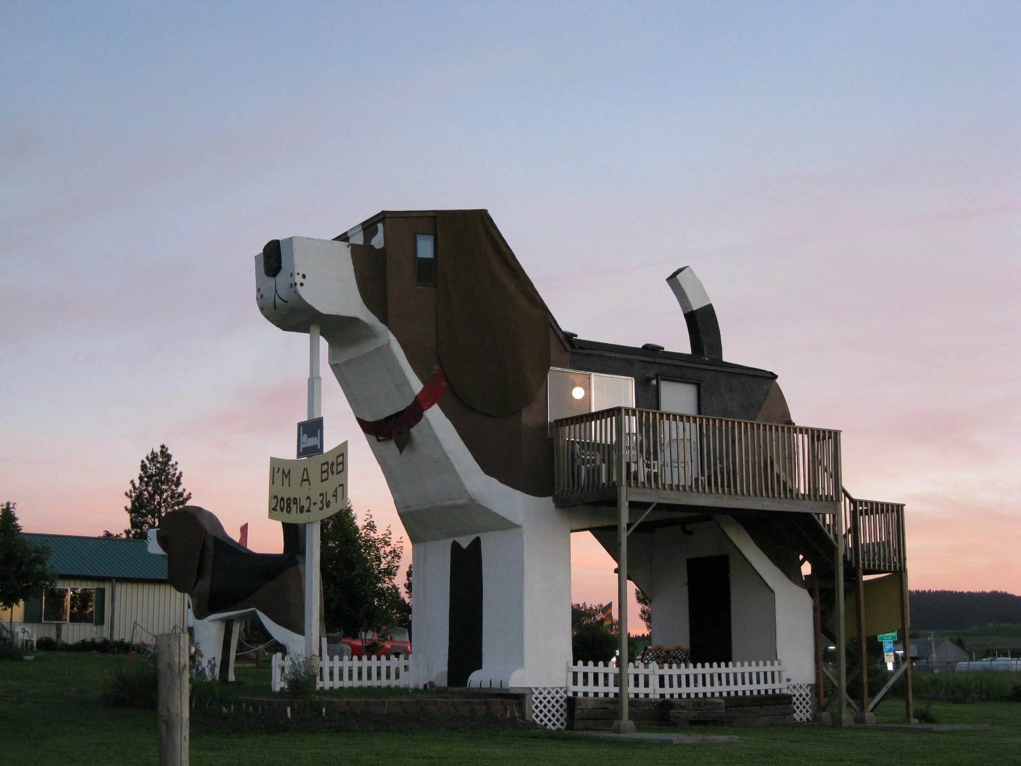 Dog Bark Park Inn (Коттонвуд, США). Фотограф для маркетплейсов Михаил Бове