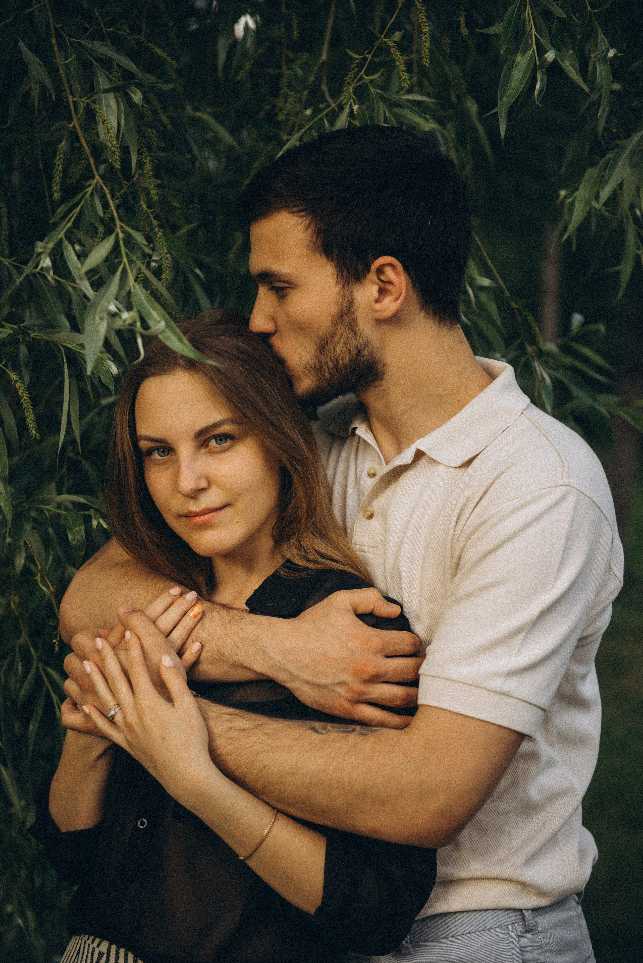 Нежные объятия и поцелуй под плакучей ивой на Михайловской набережной. Уютная фотосессия для двоих в Новосибирске от Василия Дана.