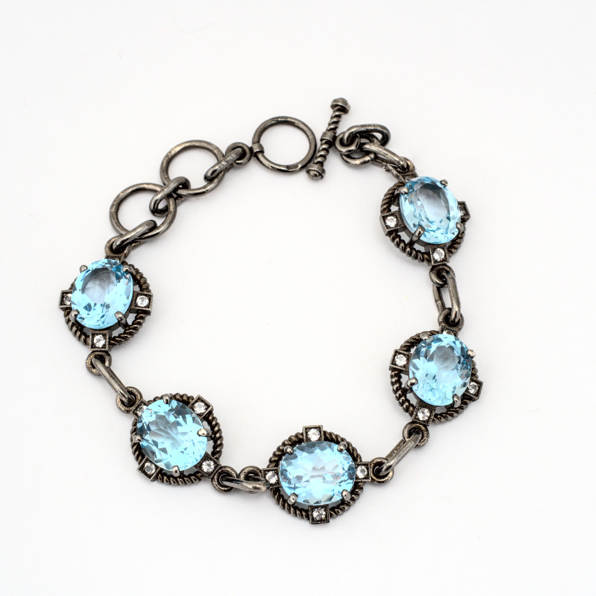 На светлом фоне. Предметный фотограф Мария Белка