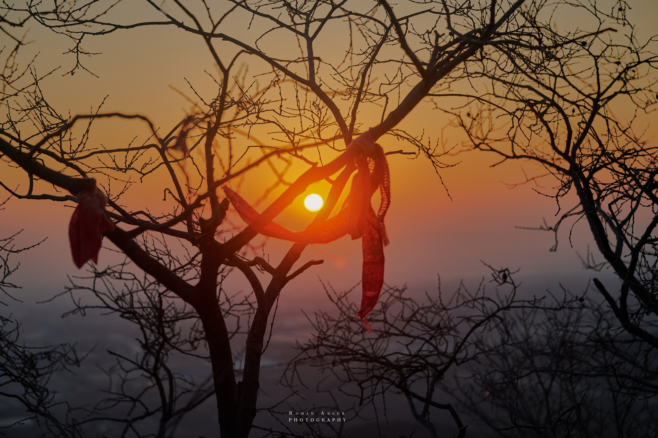 Рассвет на храмовой горе Юнмень. Цинчжоу. Фотограф Роман Адлер