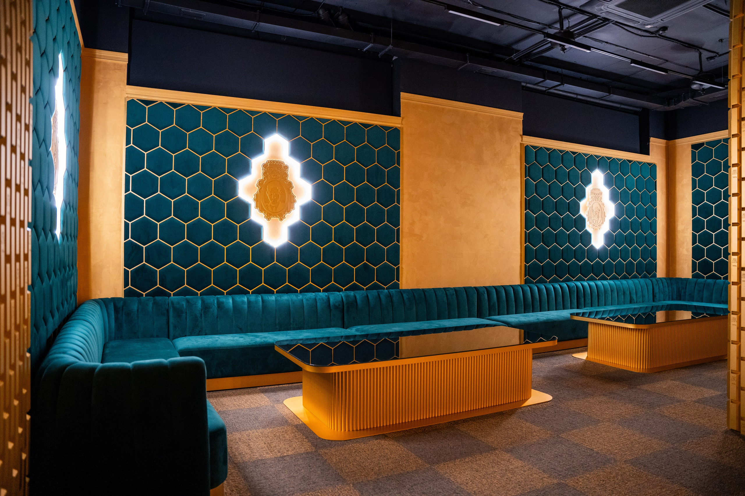 Фотосъемка интерьера стриптиз-клуба Hefner — элитный клуб Краснодара. Интерьерная фотосъемка клуба Hefner в Краснодаре — профессионально. Шедевры для Вас! Фотограф и Видеограф в Краснодаре Пахиев Руслан