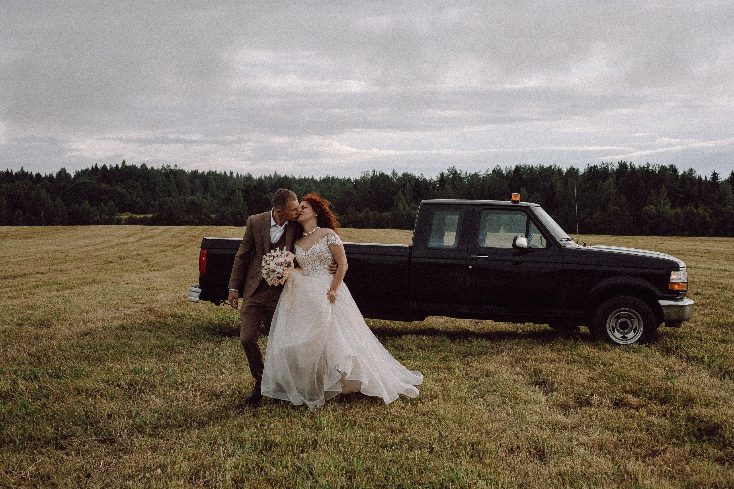 СВАДЕБНАЯ ФОТОСЕССИИЯ ПАРЫ В ГОРОДЕ ПРИОЗЕРСК В СОСНОВОМ ЛЕСУ И С ПИКАПОМ. Профессиональный фотограф, Санкт-Петербург — Виктория Богомолова