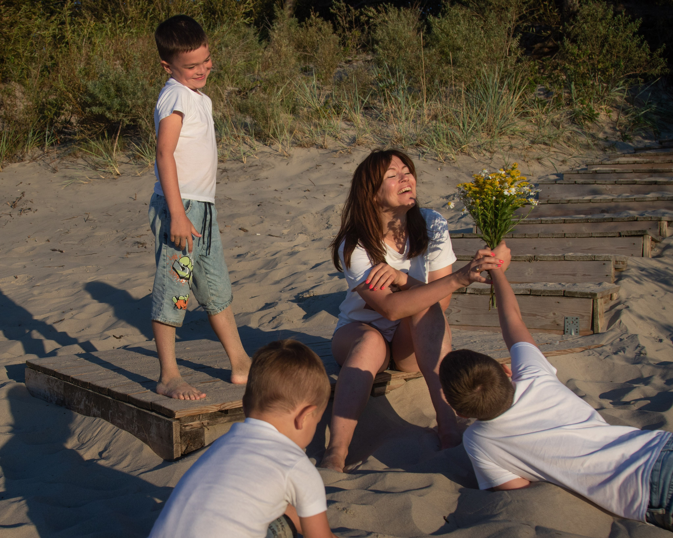 Сыновья дарят маме цветы