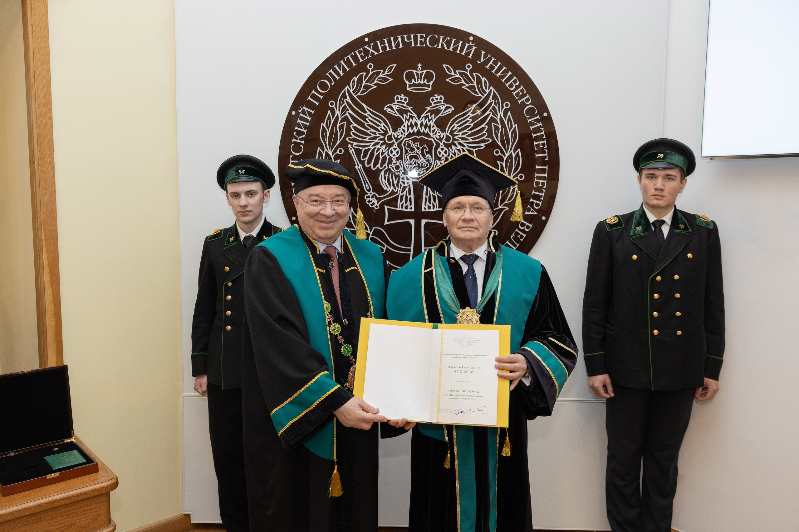 Вручение мантии Алексею Лихачёву. Cup of Bib