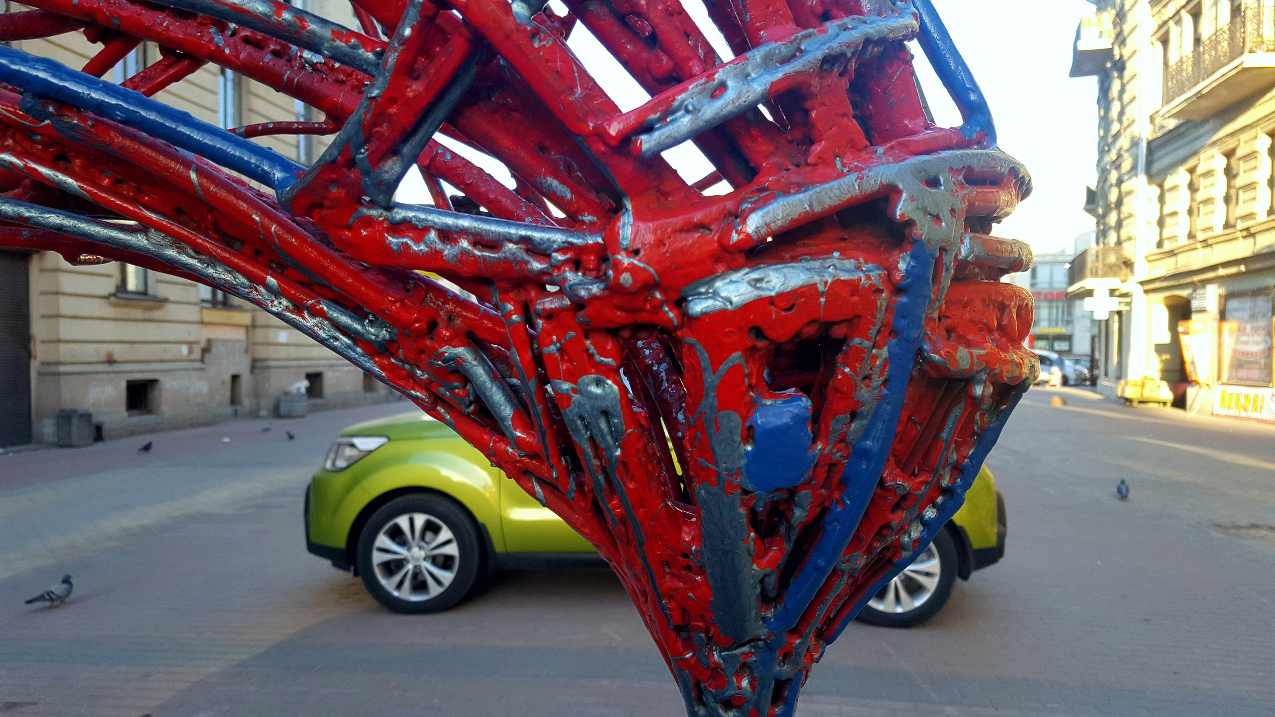 Поцелуй / Спб / Финский переулок/2013. Художник — скульптор Антонина Фатхуллина