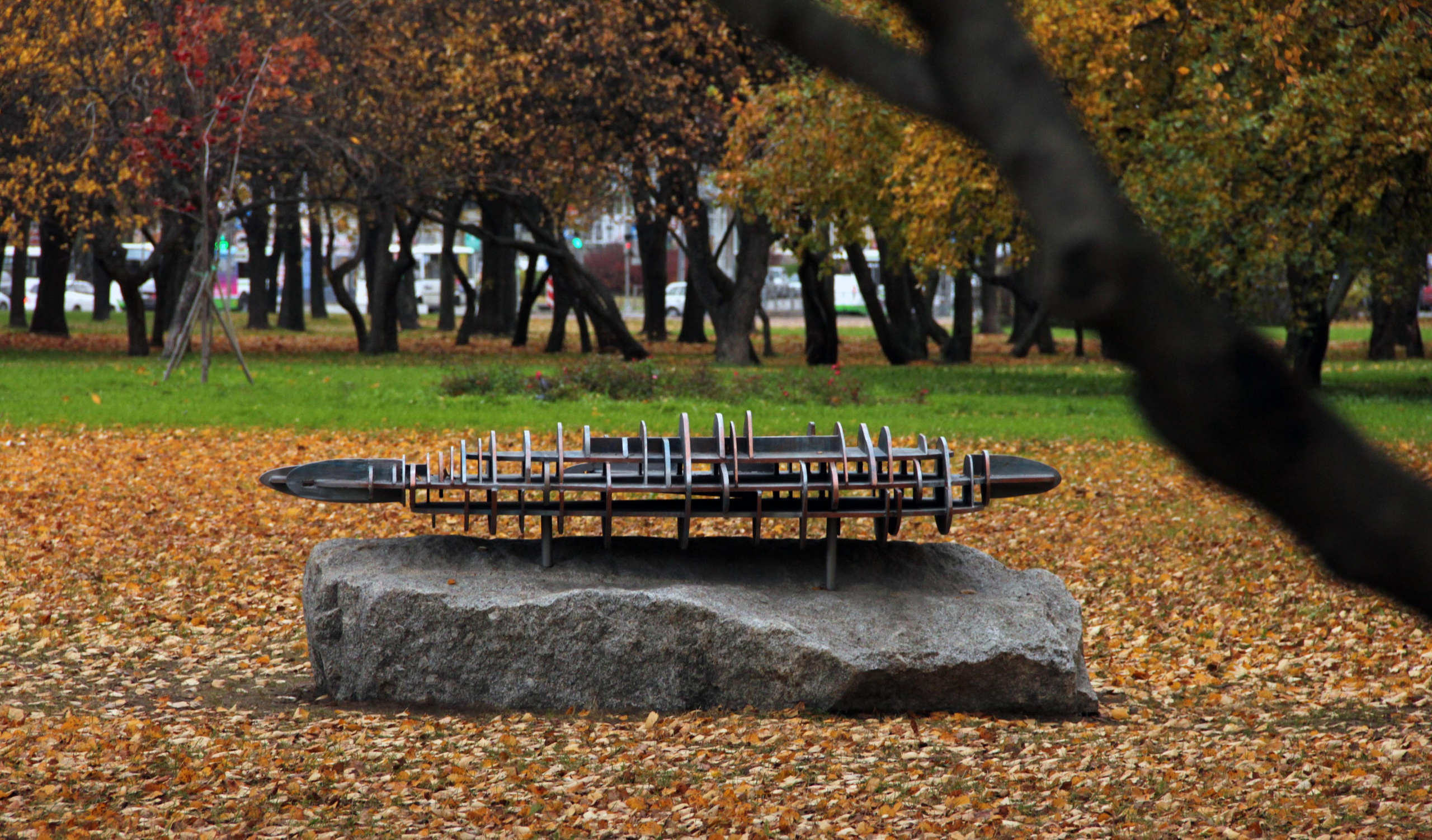 Тишина или большие деревья /СПб/Сад Нева/2013. Художник — скульптор Антонина Фатхуллина