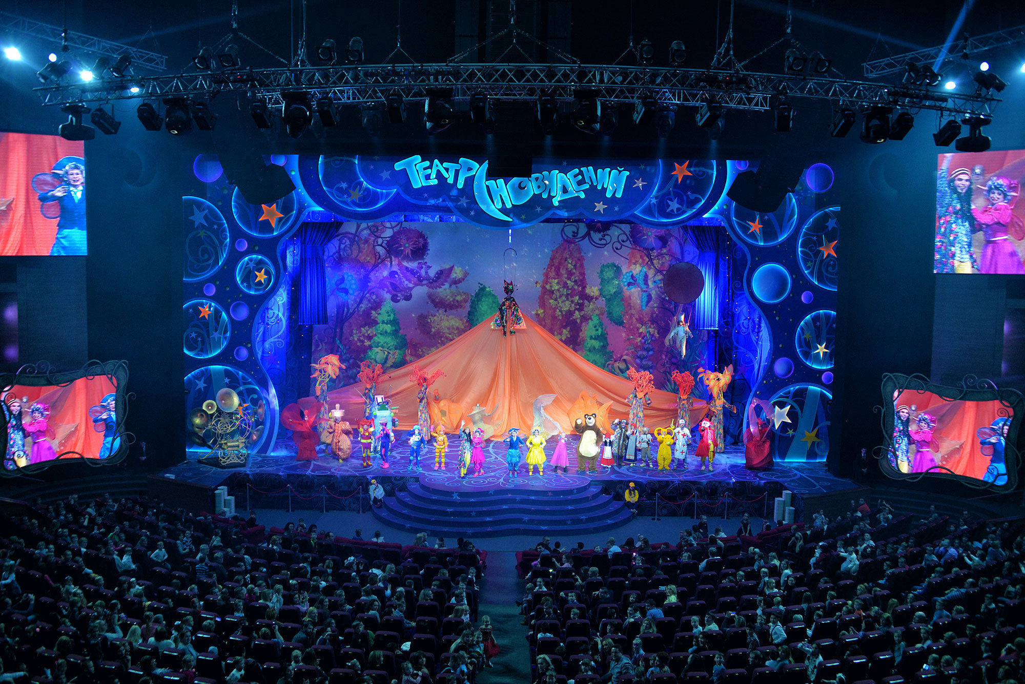 новогодние елки в крокус сити холле