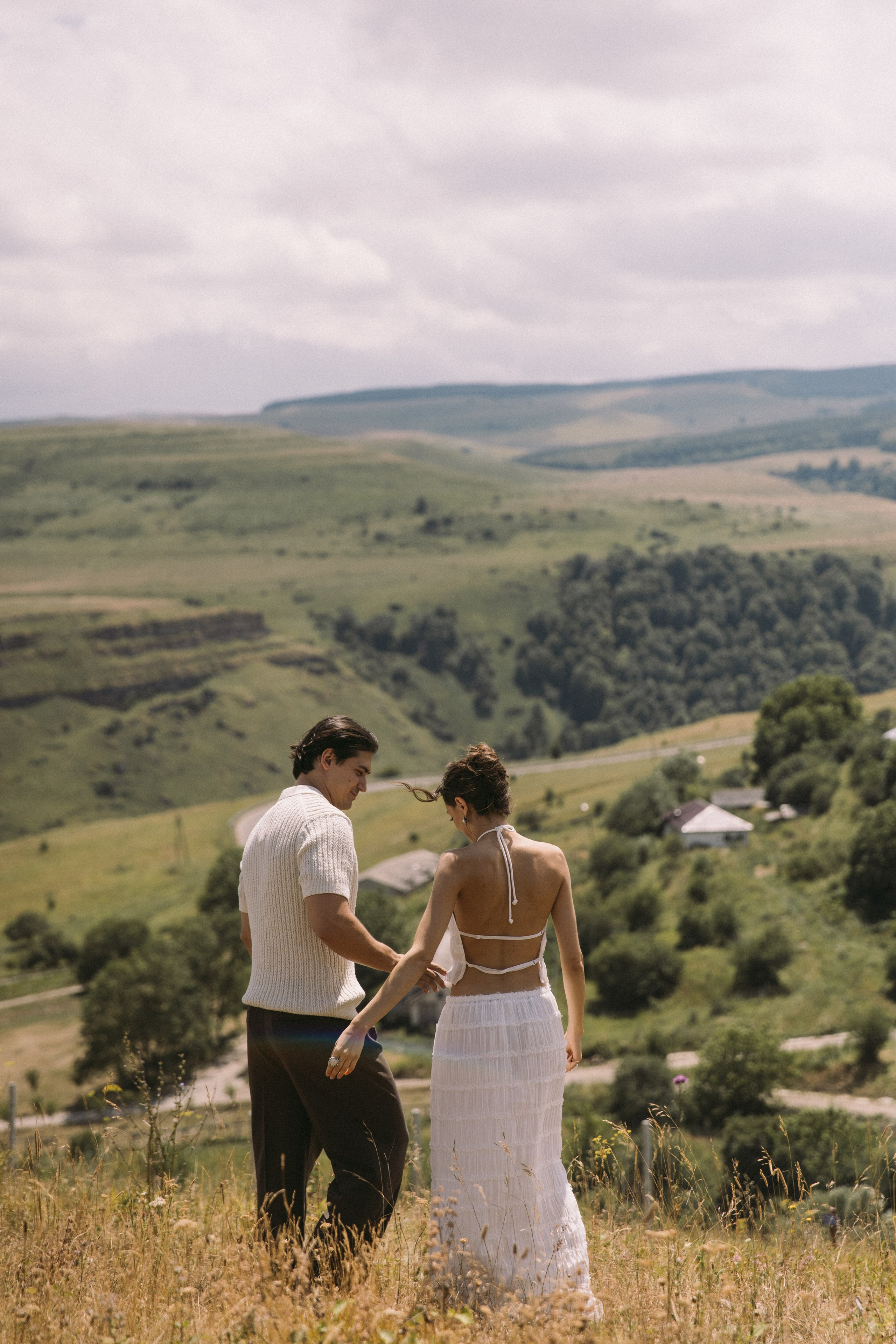 Утро невесты в глэмпинге свадебная фотосессия на Джилы-Су Приэльбрусье. Свадебный, репортажный и портретный фотограф Сочи, Краснодар. Александра Зайцева