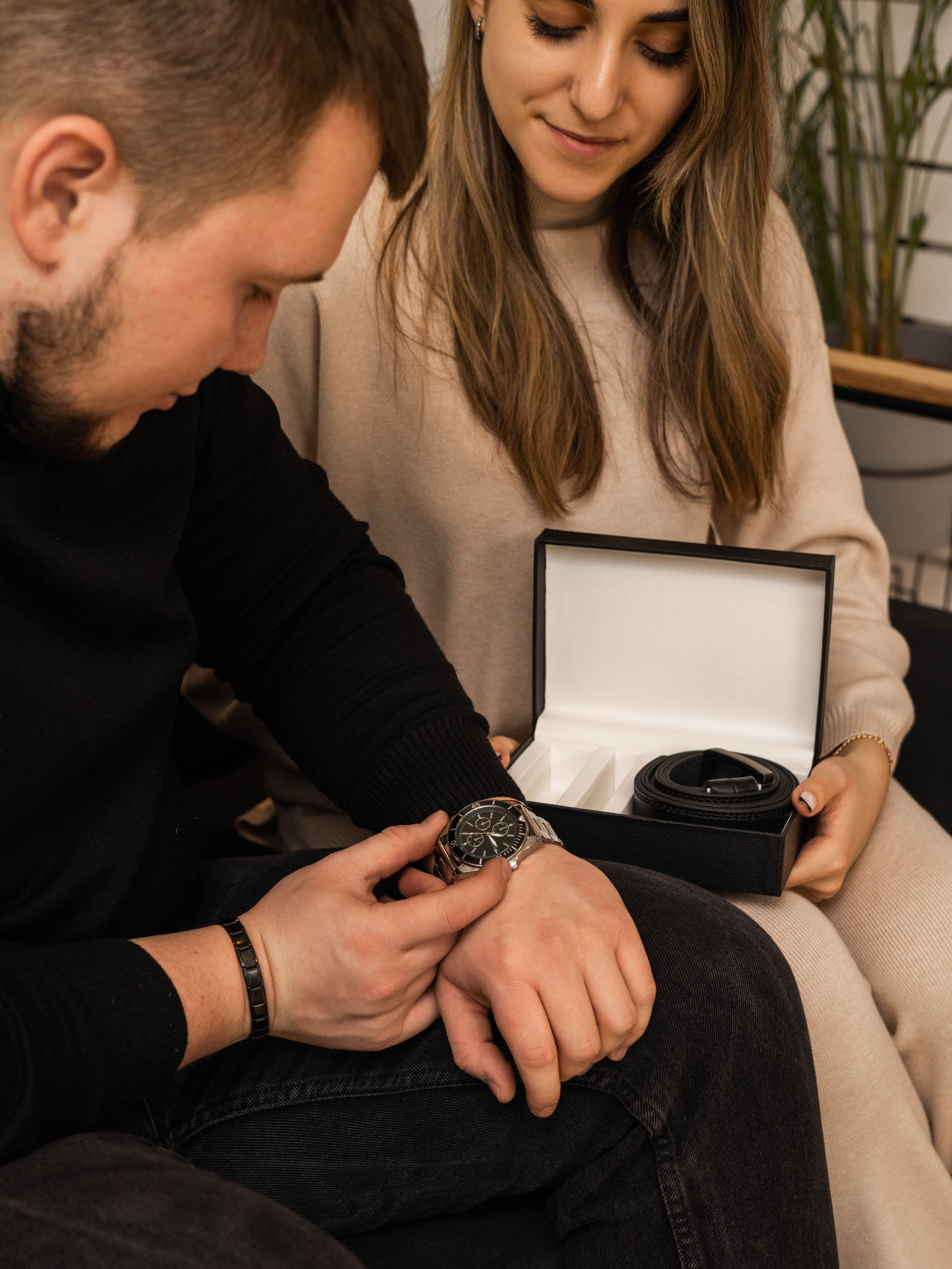 Предметная съемка аксессуара с акцентом на изысканные детали.