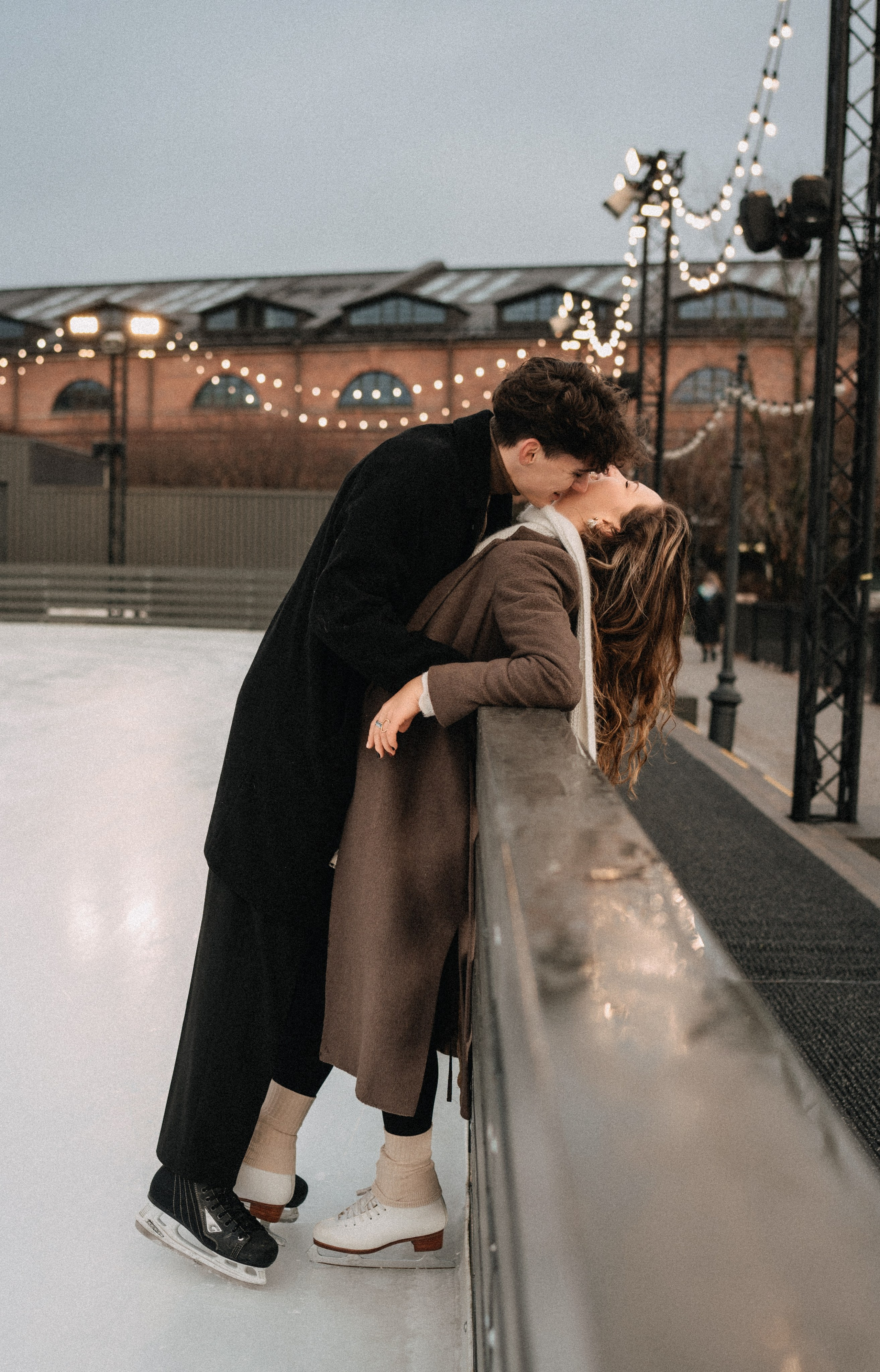 Парная фотосессия на катке. Новая Голландия. Зимняя фотосессия в Санкт-Петербурге. Фотограф в Санкт-Петербурге. Федосова Елизавета 